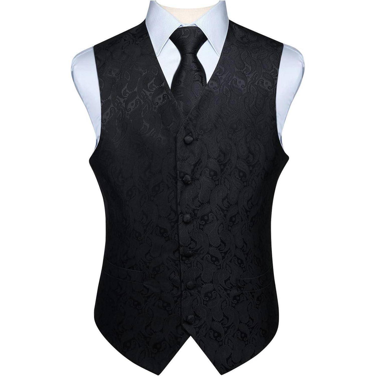 Eine schwarze, gemusterte Weste über einem hellblauen Hemd mit einer schwarzen Krawatte, präsentiert auf einem Mannequintorso, was formelle Kleidung andeutet.