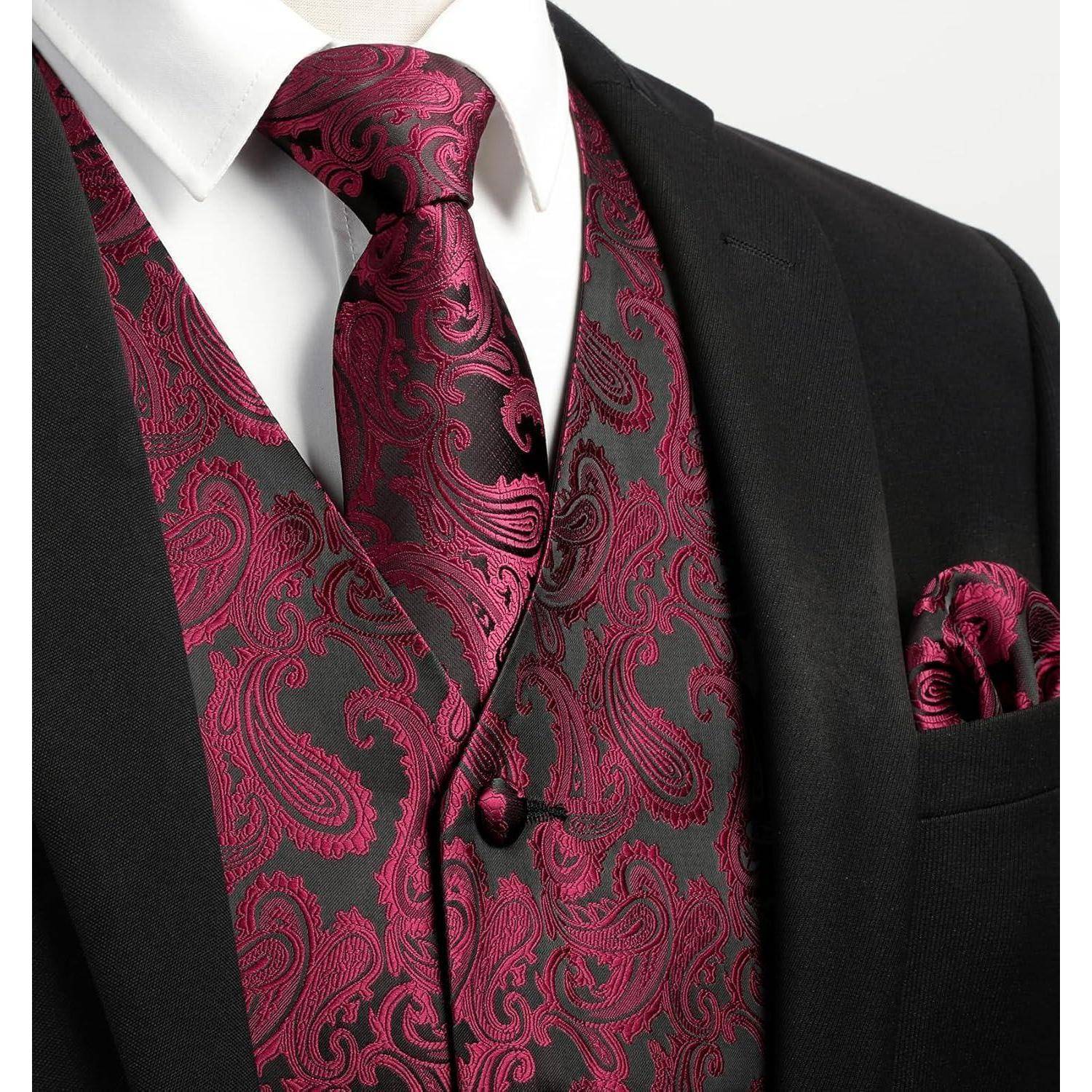 Ein Anzug mit einer schwarzen Jacke, weißem Hemd und einer passenden roten Paisley-Krawatte, Weste und Einstecktuch, der einen eleganten Stil unterstreicht.