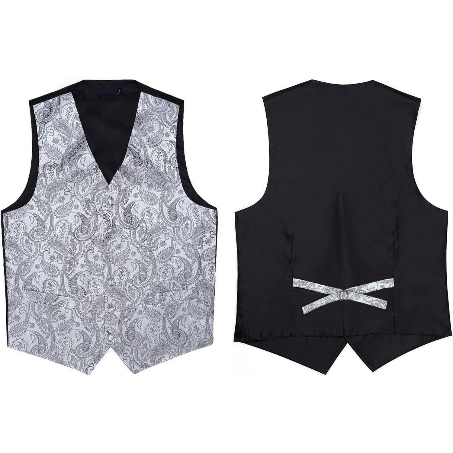 Eine Weste mit schwarzem und silbernem Paisleymuster ist abgebildet; die Vorderseite zeigt das komplexe Design, während die Rückseite einfarbig schwarz mit verstellbaren Bindebändern ist.