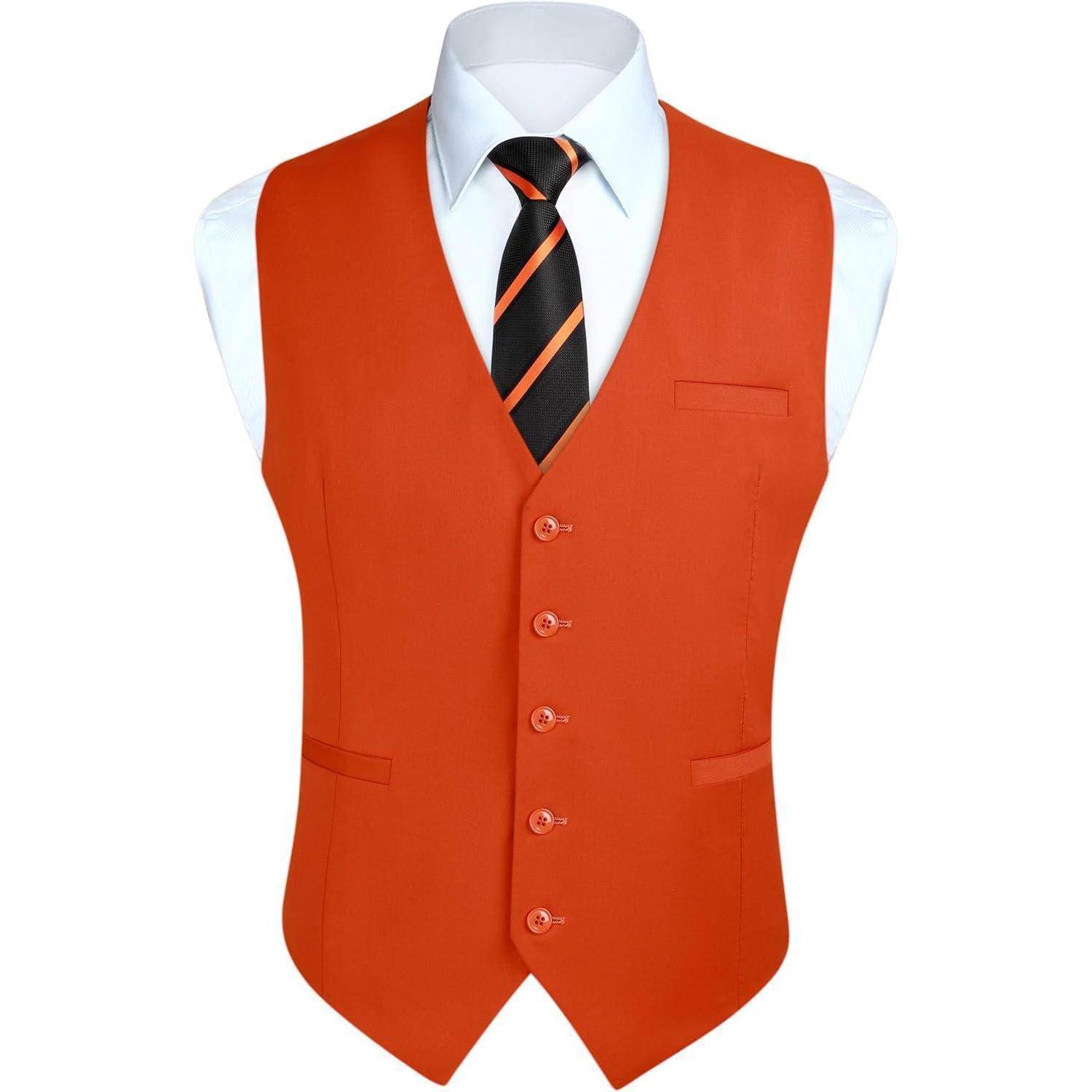 Orange Weste mit schwarz-orangefarbener gestreifter Krawatte über einem weißen Hemd.