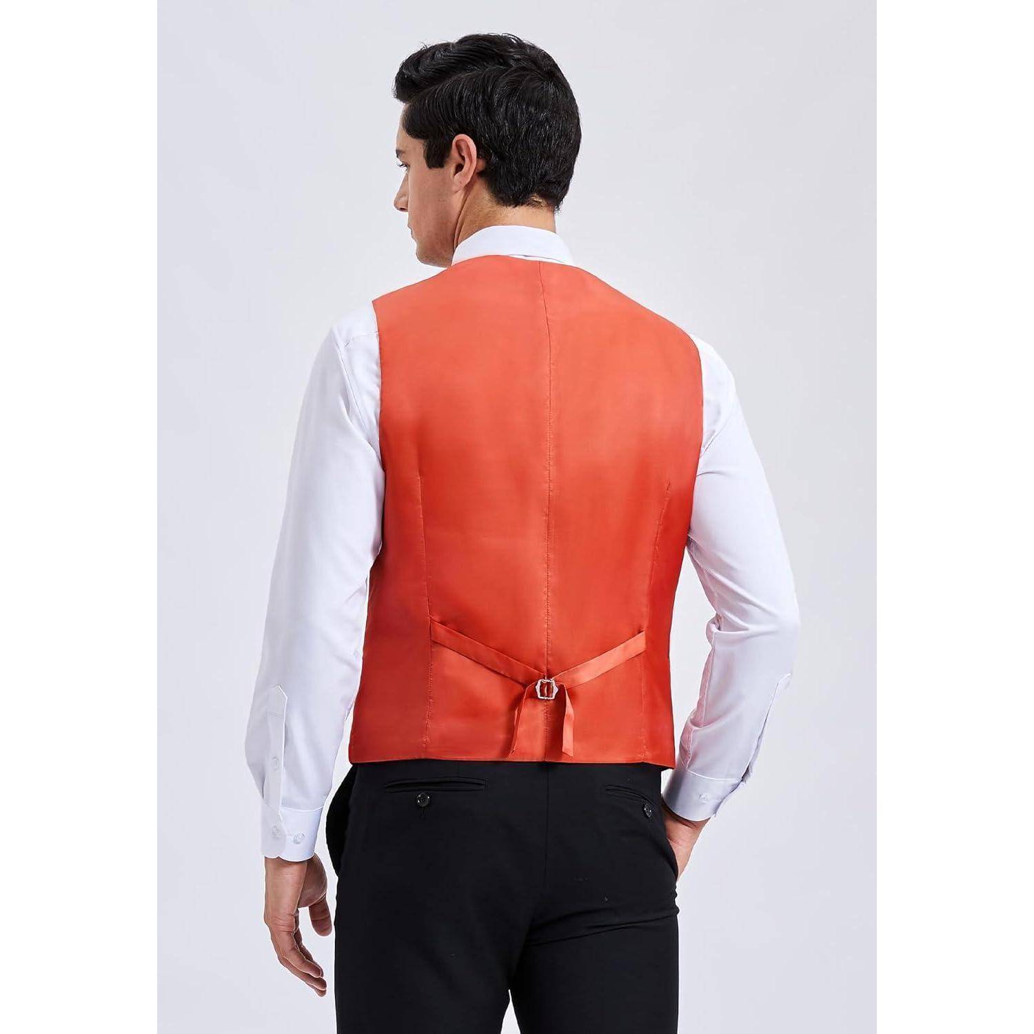 Ein Mann wird von hinten gezeigt, wie er ein weißes Hemd und eine orangefarbene Weste mit schwarzer Hose trägt, die Hände an den Seiten.