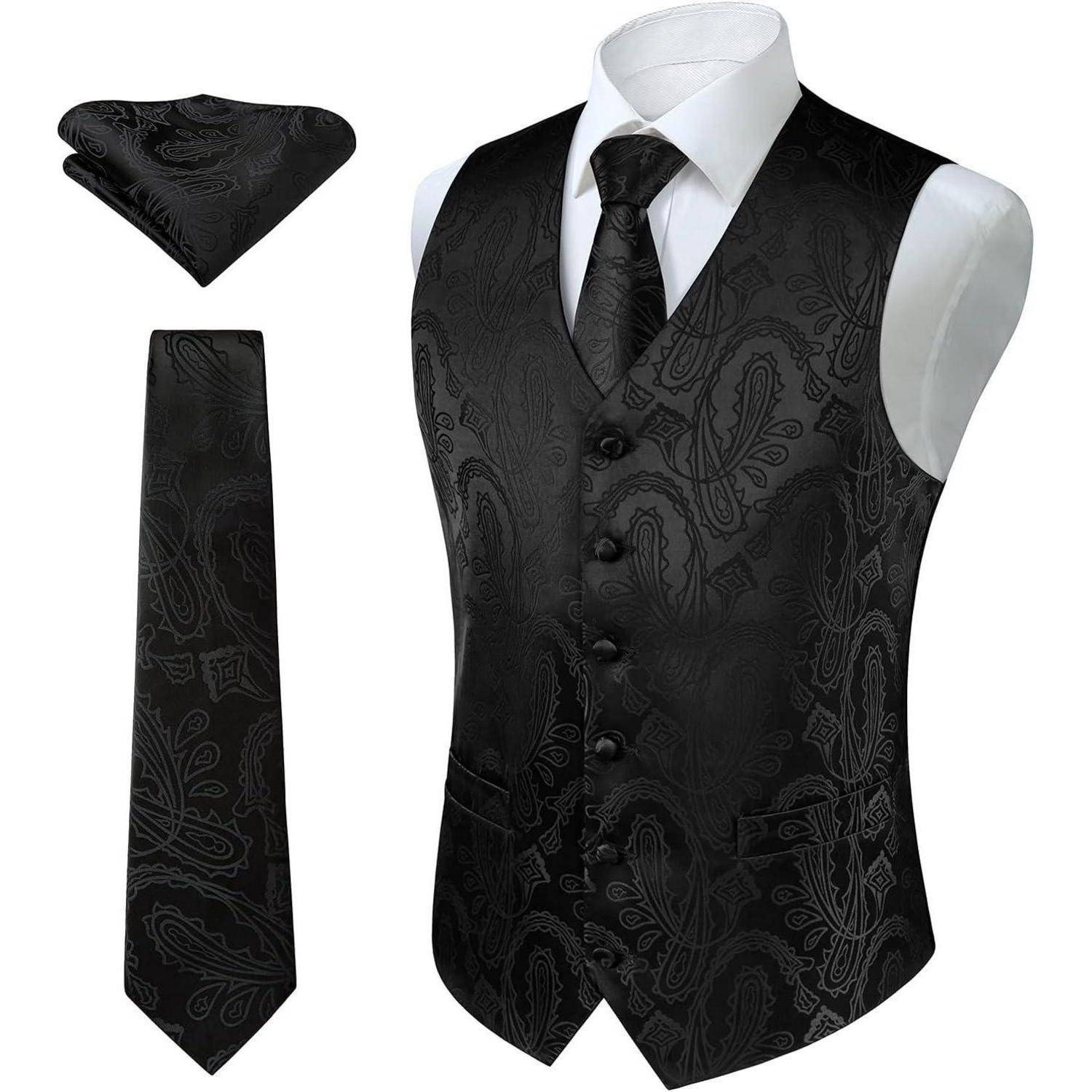 Eine schwarze Paisley-gemusterte Weste, Krawatte und Einstecktuch-Kombination, die auf einer Schaufensterpuppe mit einem weißen Hemd präsentiert wird und formelle Kleidung veranschaulicht.