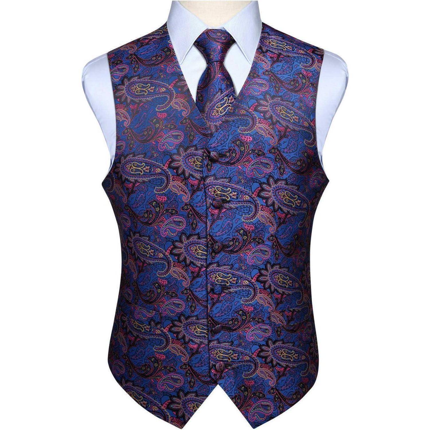 Eine blau und lila gemusterte Paisley-Weste, kombiniert mit einer passenden Krawatte, getragen über einem weißen Kleidhemd.