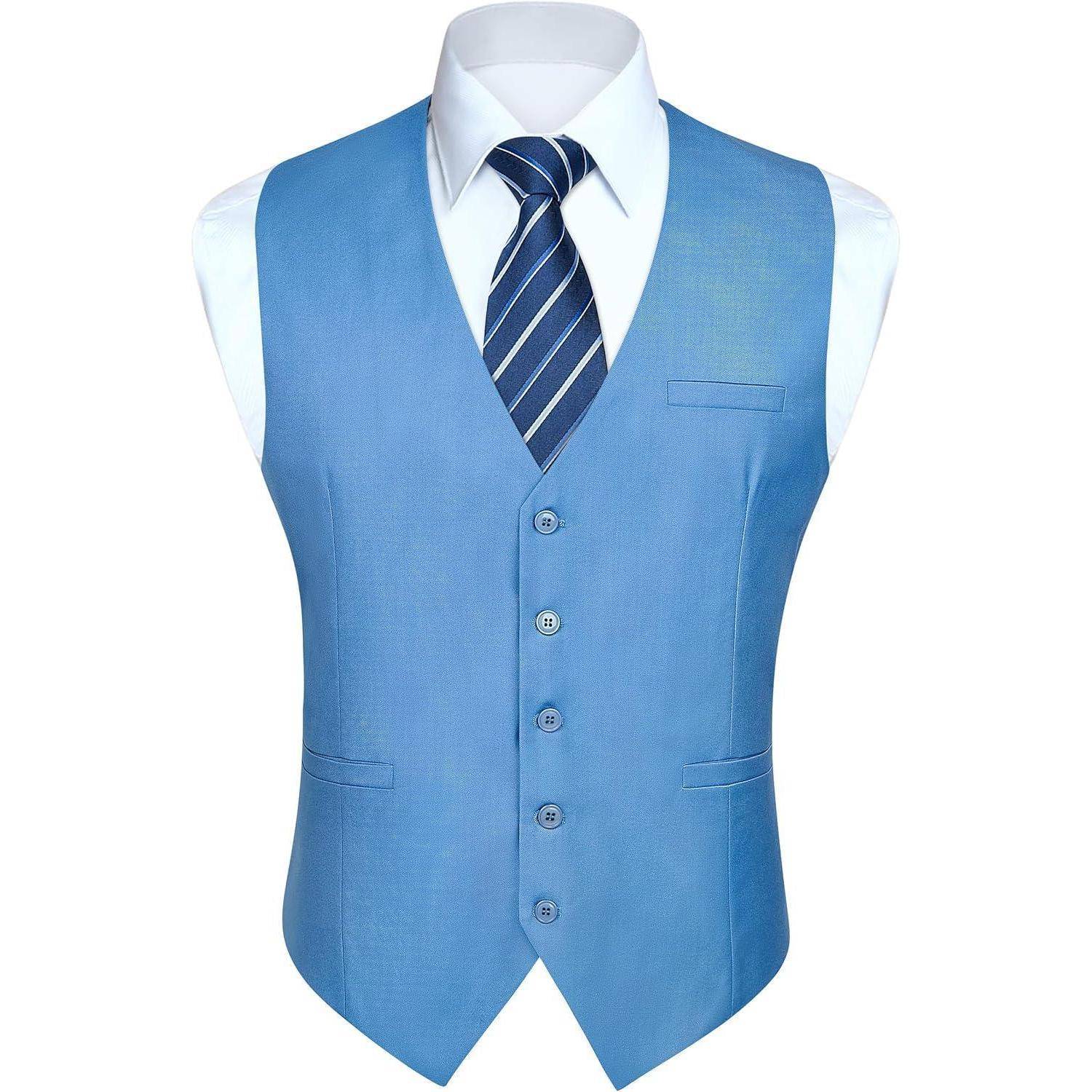 Eine hellblaue Weste mit fünf Knöpfen, getragen über einem weißen Hemd und einer blau gestreiften Krawatte.