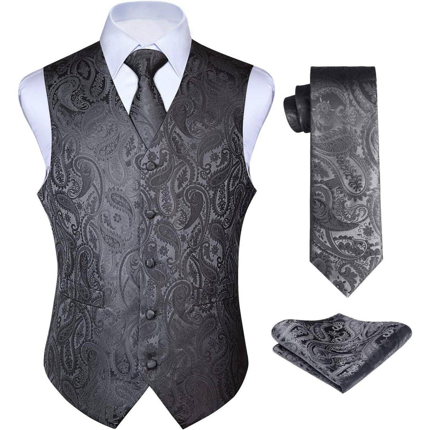 Ein passendes graues Paisley-Westen-, Krawatte- und Einstecktuchset, konzipiert für festliche Garderobe. Die Weste ist zugeknöpft und die Krawatte ist ordentlich gebunden.