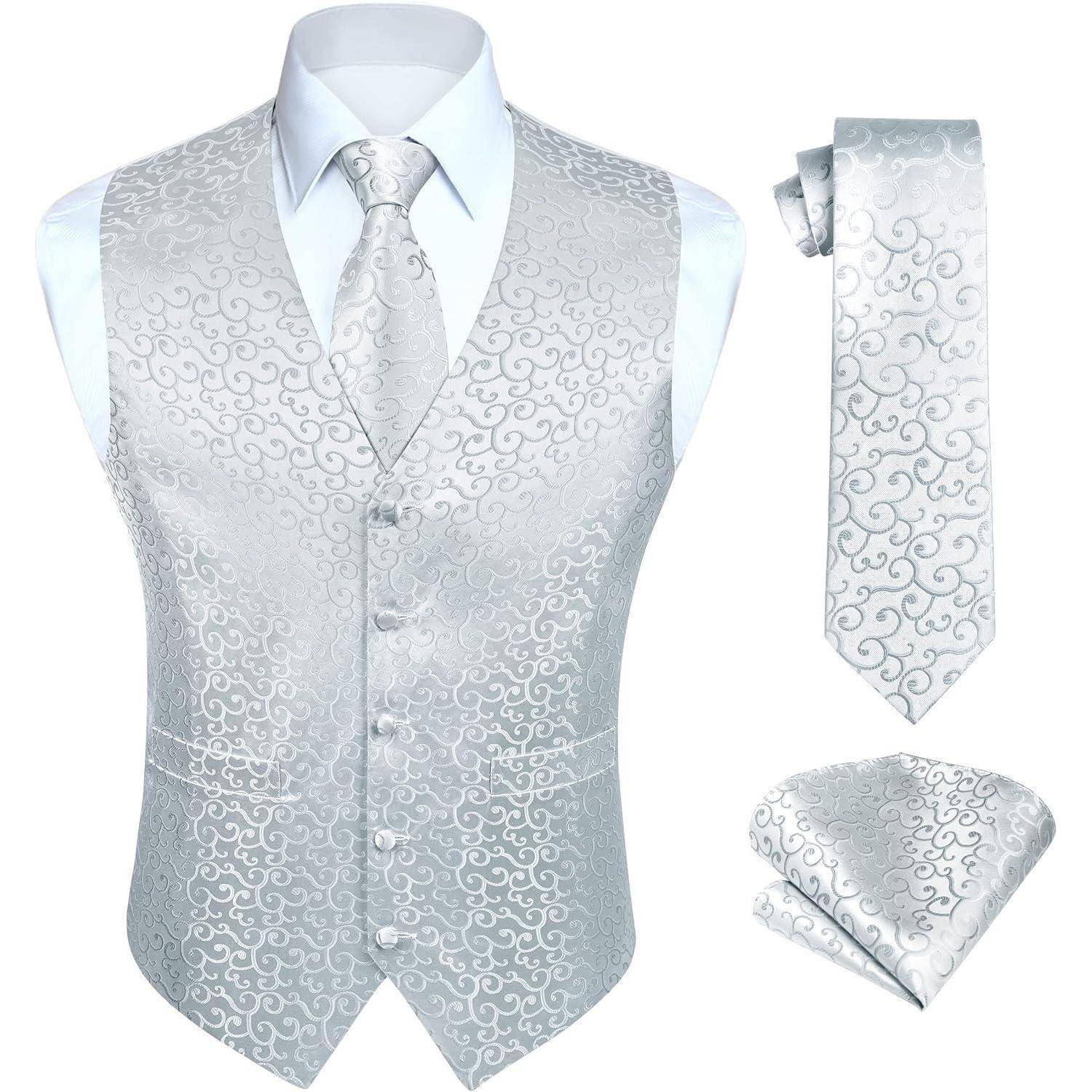 Silberne paisley Anzugweste, Krawatte, Einstecktuch und Manschettenknöpfe-Set, präsentiert vor einem schlichten weißen Hintergrund.