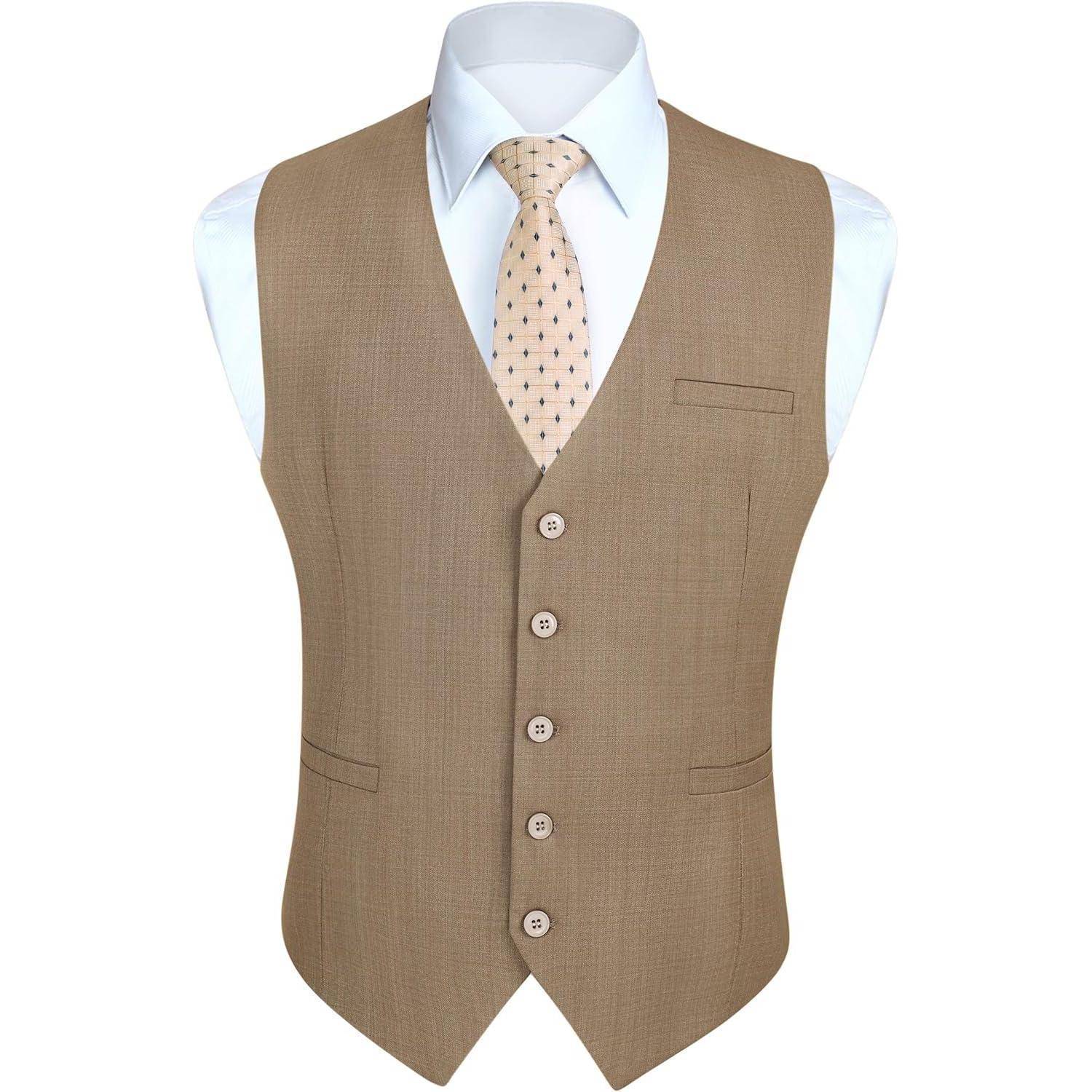 Beige maßgeschneiderte Herrenweste und gepunktete Krawatte über einem weißen Hemd mit Kragen, die eine formelle Garderobe präsentieren, die für Geschäfts- oder Veranstaltungsanlässe geeignet ist.