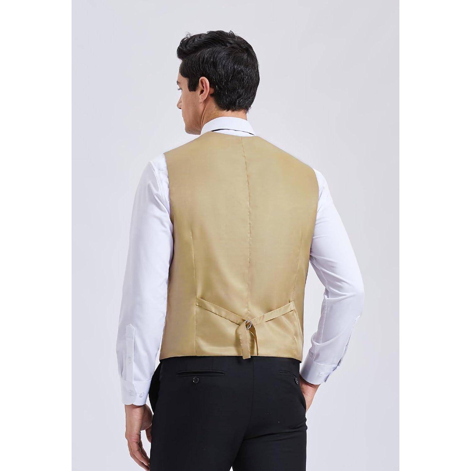 Ein Mann trägt ein weißes Hemd und eine beige Weste mit schwarzen Hosen, von hinten betrachtet.
