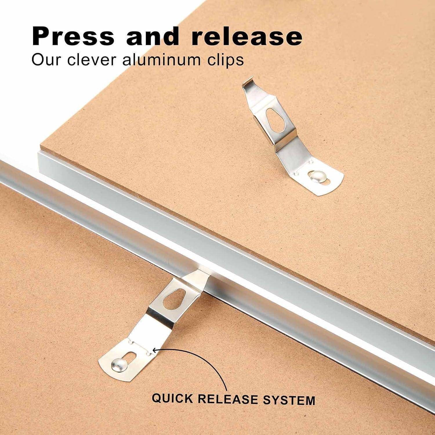 Zwei Aluminiumklammern auf einem braunen Brett mit dem Text 'Drücken und loslassen Unsere cleveren Aluminiumklammern' und 'Schnellöse-System'.