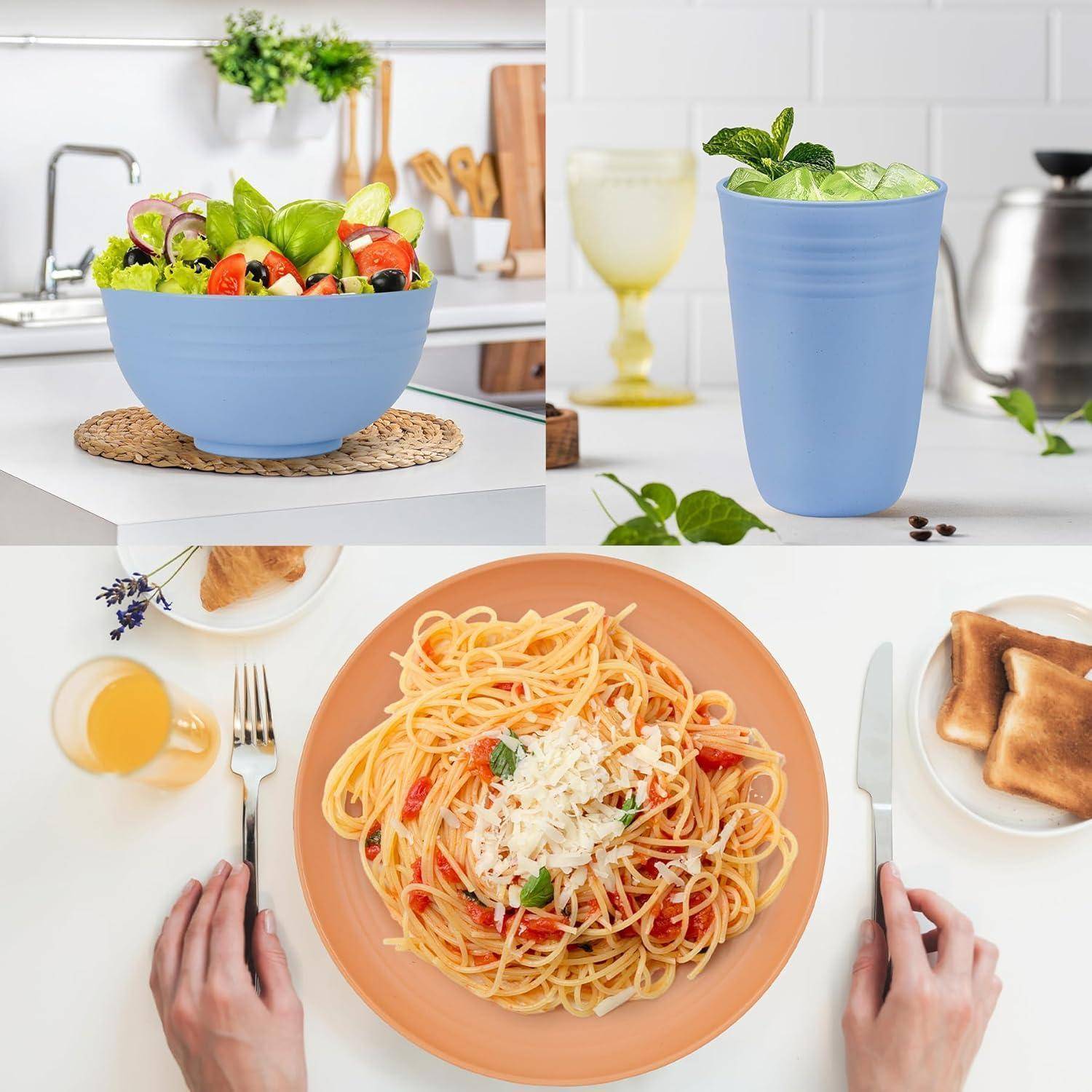 Ein Tisch mit einem Salat in einer blauen Schüssel, einer blauen Tasse mit Minze, Spaghetti mit geriebenem Käse und Gemüse sowie Toast mit Besteck.