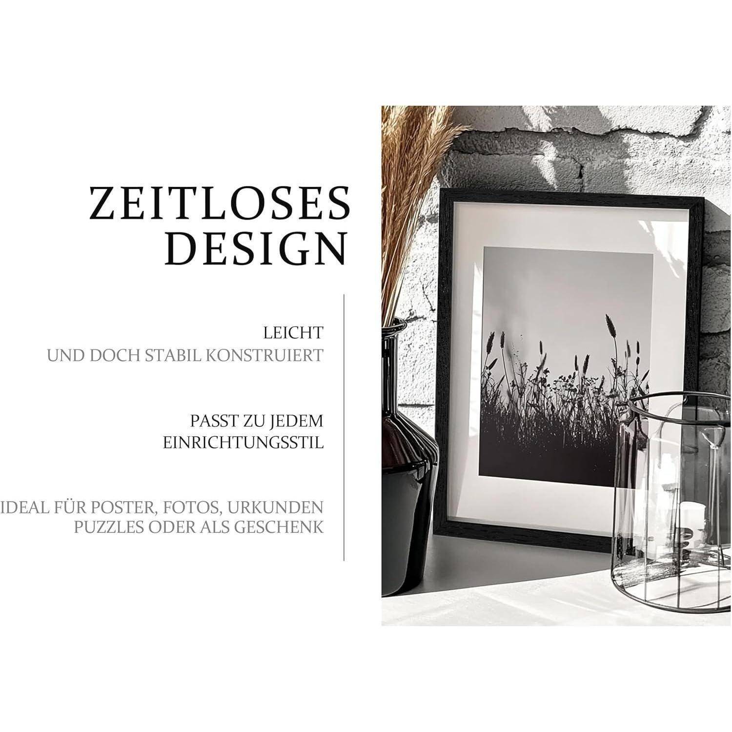 Poster mit der Aufschrift 'Zeitloses Design', das ein schwarzweißes Naturfoto zeigt und auf einem Regal zwischen dekorativen Gegenständen platziert ist. Der Text betont die Vielseitigkeit des Designs.