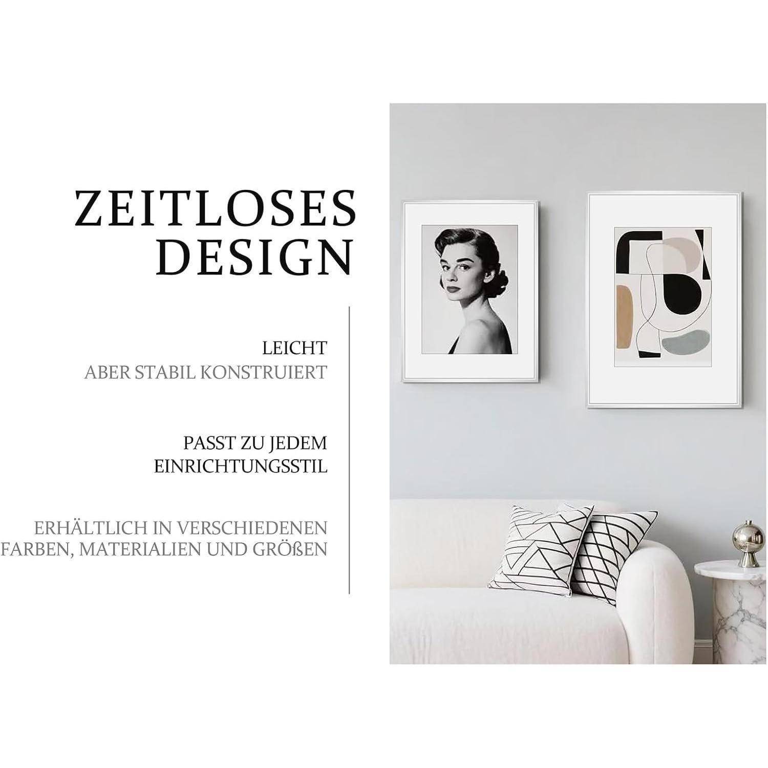 Ein minimalistisches Wohnzimmer zeigt zwei gerahmte Kunstwerke über einem weißen Sofa mit schwarz-weißen Kissen. Der Text hebt zeitloses Design hervor.
