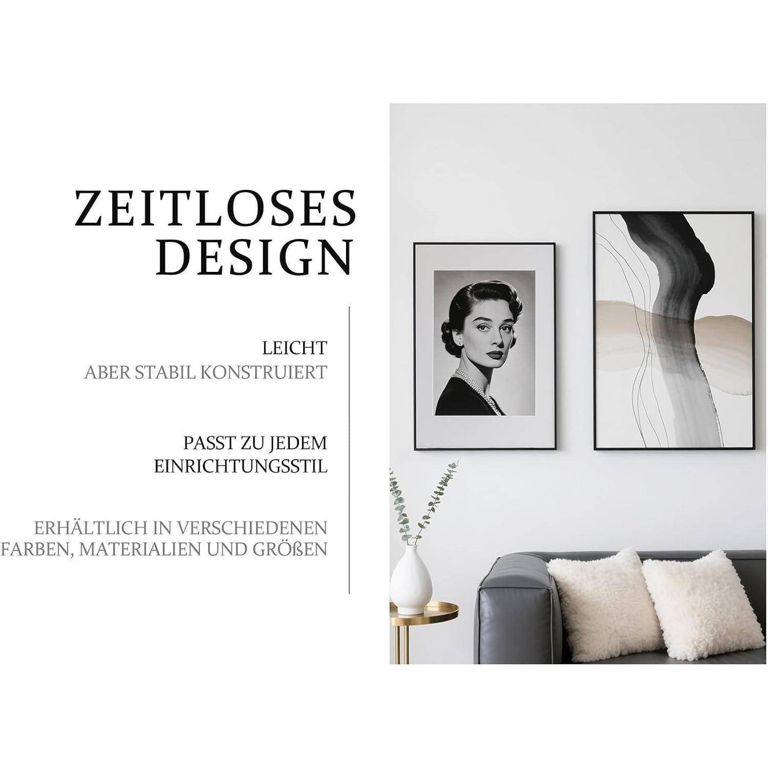 Ein ‚ZEITLOSES DESIGN' wird mit zwei gerahmten Kunstwerken über einem Sofa präsentiert, begleitet von beschreibendem Text, der seine Vielseitigkeit und Stilsicherheit hervorhebt.