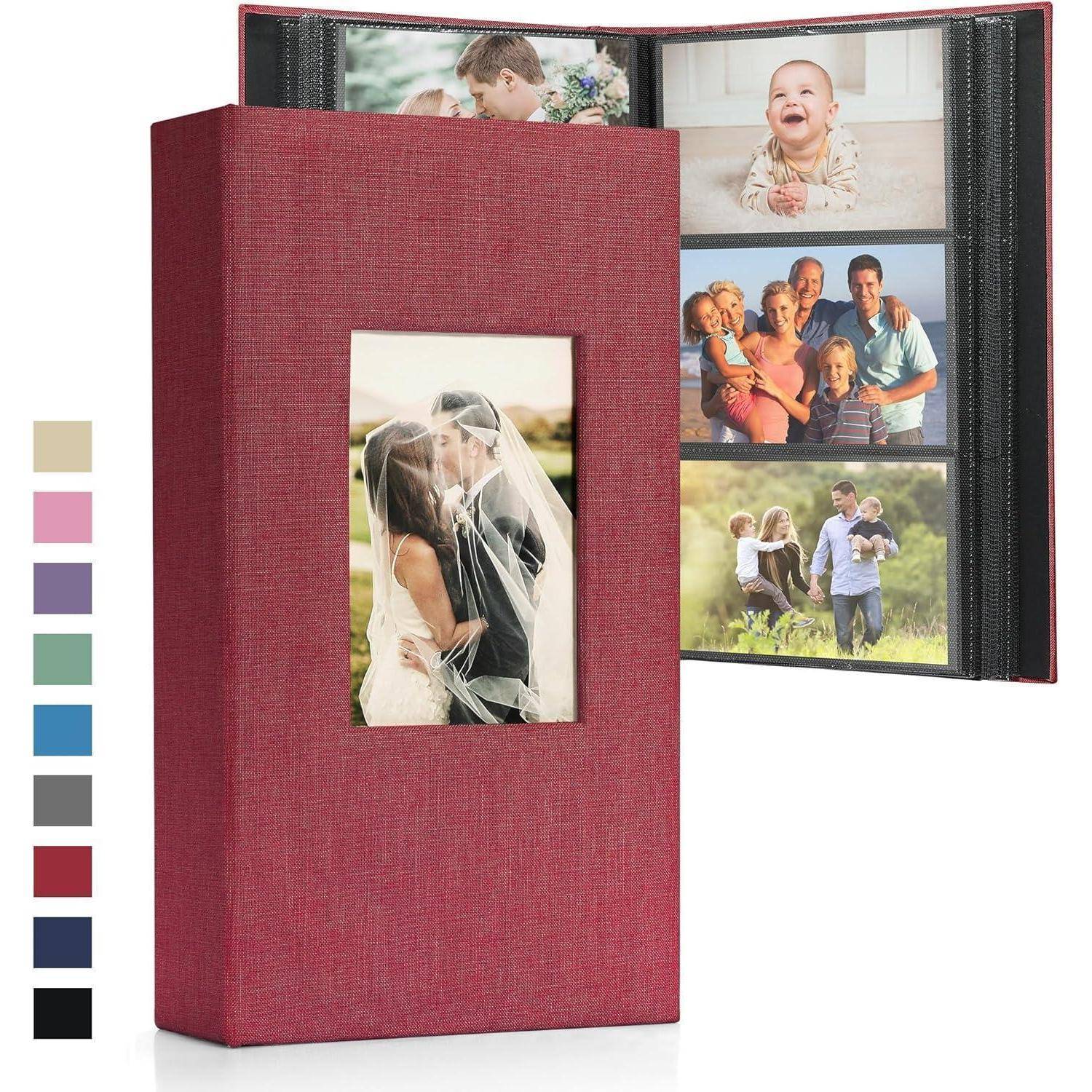 Rotes Fotoalbum, geöffnet und geschlossen, das Fotos von einem Paar, einer Familie und Kindern zeigt. Enthält ein Albumcover mit einem Fenster, in dem ein Hochzeitsfoto zu sehen ist.