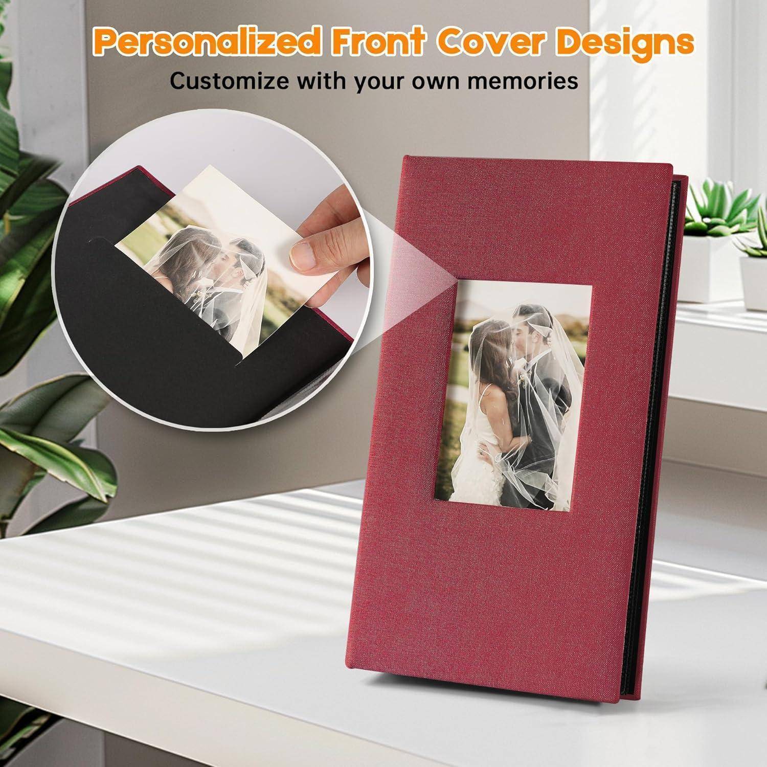 Rotes Fotoalbum mit personalisiertem Einband, der ein Hochzeitsfoto zeigt. Eine Hand hält den Einleger. Text: ‚Personalisierte Einbanddesigns.' Heller Raum mit Pflanzen.