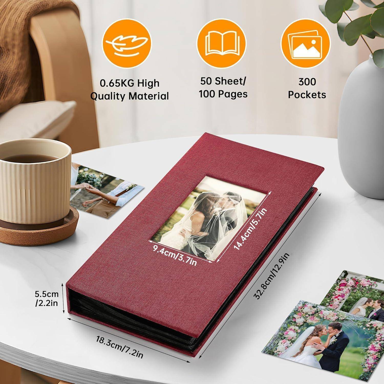 Rotes Fotoalbum auf einem Tisch, misst 32,8 cm x 12,9 Zoll, fasst 300 Taschen. Etiketten heben Merkmale hervor: 0,65 kg, 100 Seiten, hochwertig.