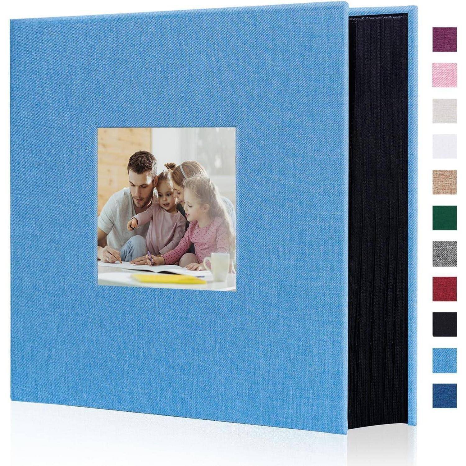 Ein blaues Fotoalbum mit einem Titelbild, das einen Mann, ein Kind und ein junges Mädchen zeigt, die gemeinsam ausmalen. Farbmuster an der Seite deuten Farbvarianten an.