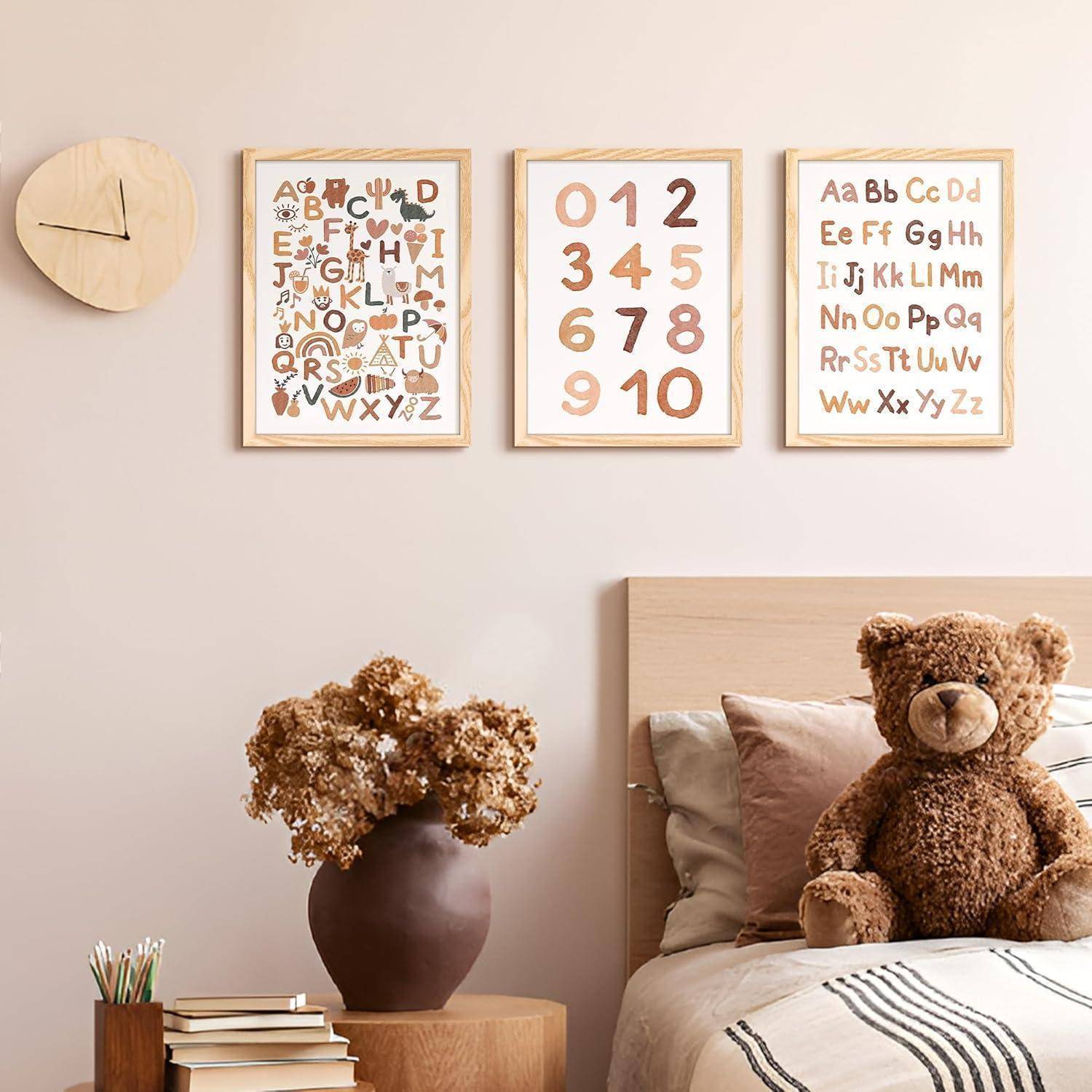 Kinderzimmer mit Alphabet- und Zahlenkunst an der Wand, Holzuhr, Teddybär auf dem Bett und Topfblumen auf einem Bücherstapel.