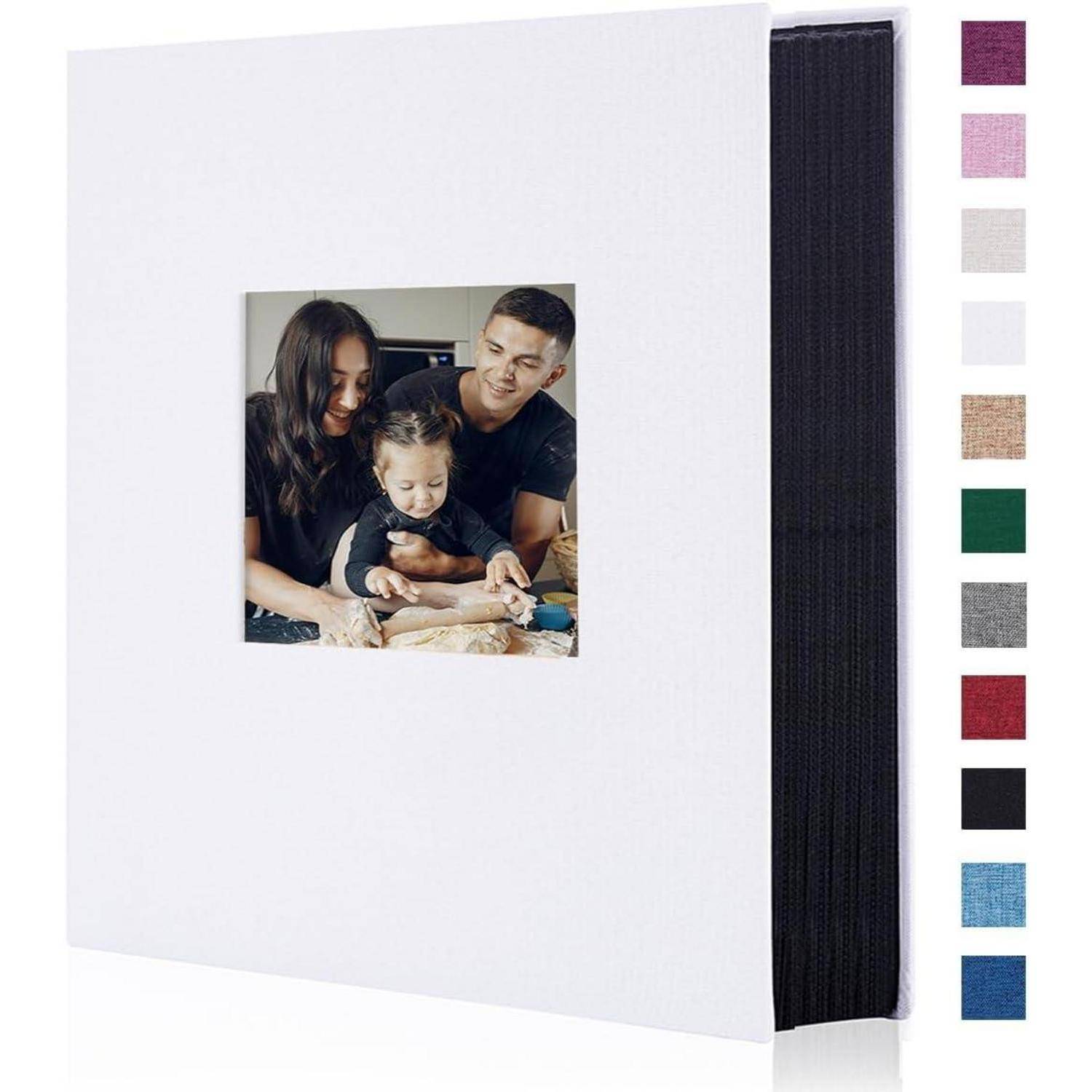 Familienalbum mit einem quadratischen Ausschnitt auf dem Einband, der eine dreiköpfige Familie zeigt. Ein Kind sitzt zwischen zwei Erwachsenen, alle wirken konzentriert und lächeln.