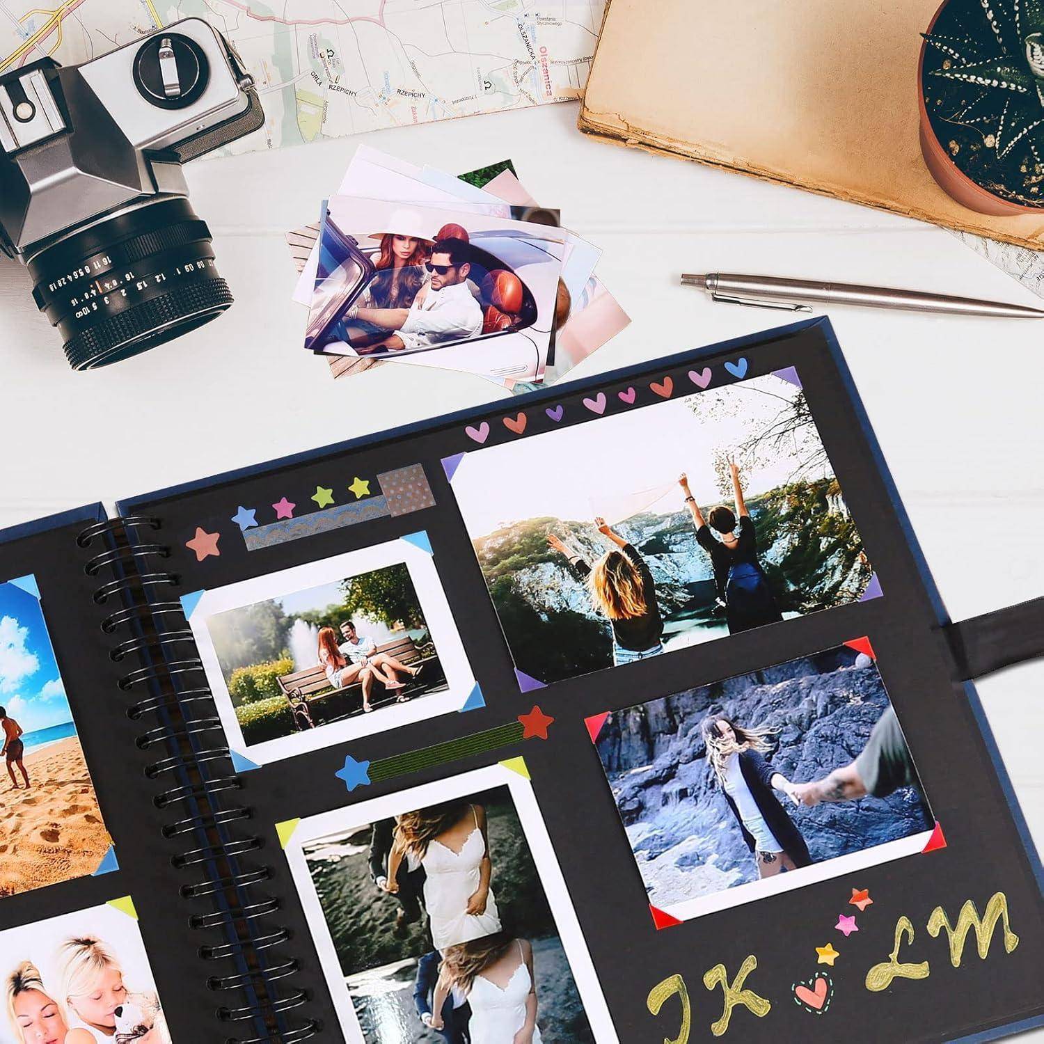Eine Scrapbookseite mit Reisefotos zeigt Freunde, die an malerischen Orten posieren. Eine Kamera, eine Karte und weitere Fotos sind in der Nähe verstreut.
