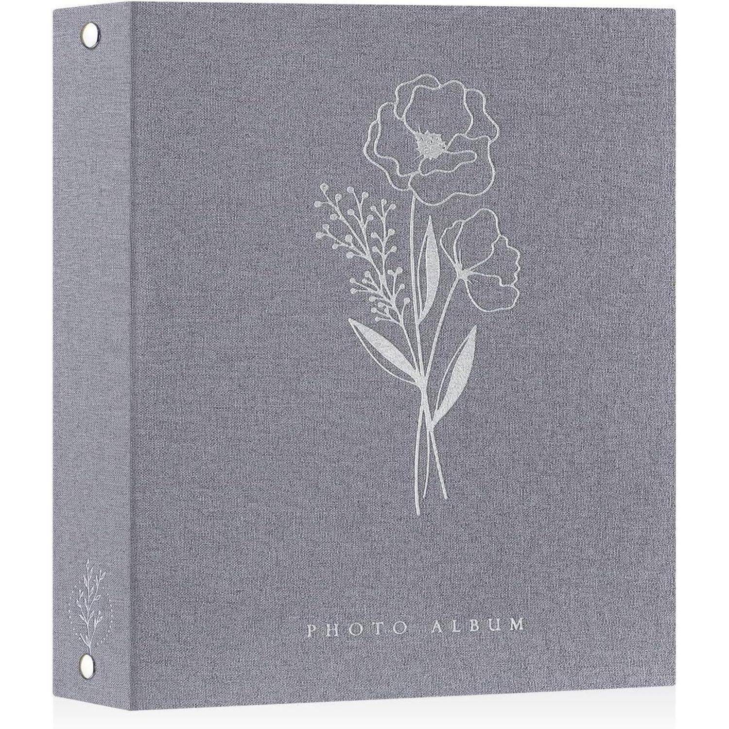Ein grauer Fotoalbum mit einem geprägten Blumendesign auf dem Einband. Die Worte 'Fotoalbum' sind in Weiß am unteren Rand gedruckt.