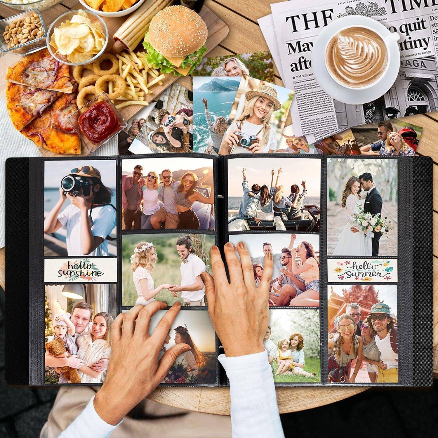 Eine Person betrachtet ein Fotoalbum mit fröhlichen Momenten mit Freunden und Familie an einem Tisch mit Pizza, Pommes, einem Burger, Cappuccino und einer Zeitung.