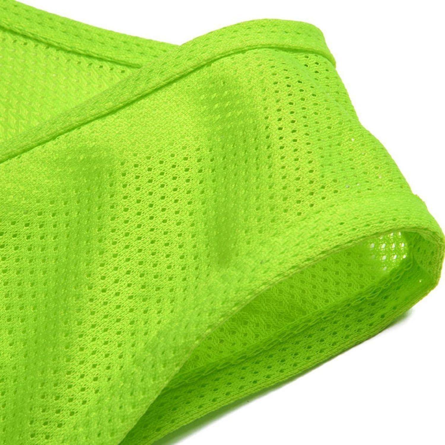 Hellgrünes Maschenstoff, höchstwahrscheinlich eine Nahaufnahme eines Sportbekleidungsstücks, mit Betonung auf atmungsaktiver und leichter Textur.