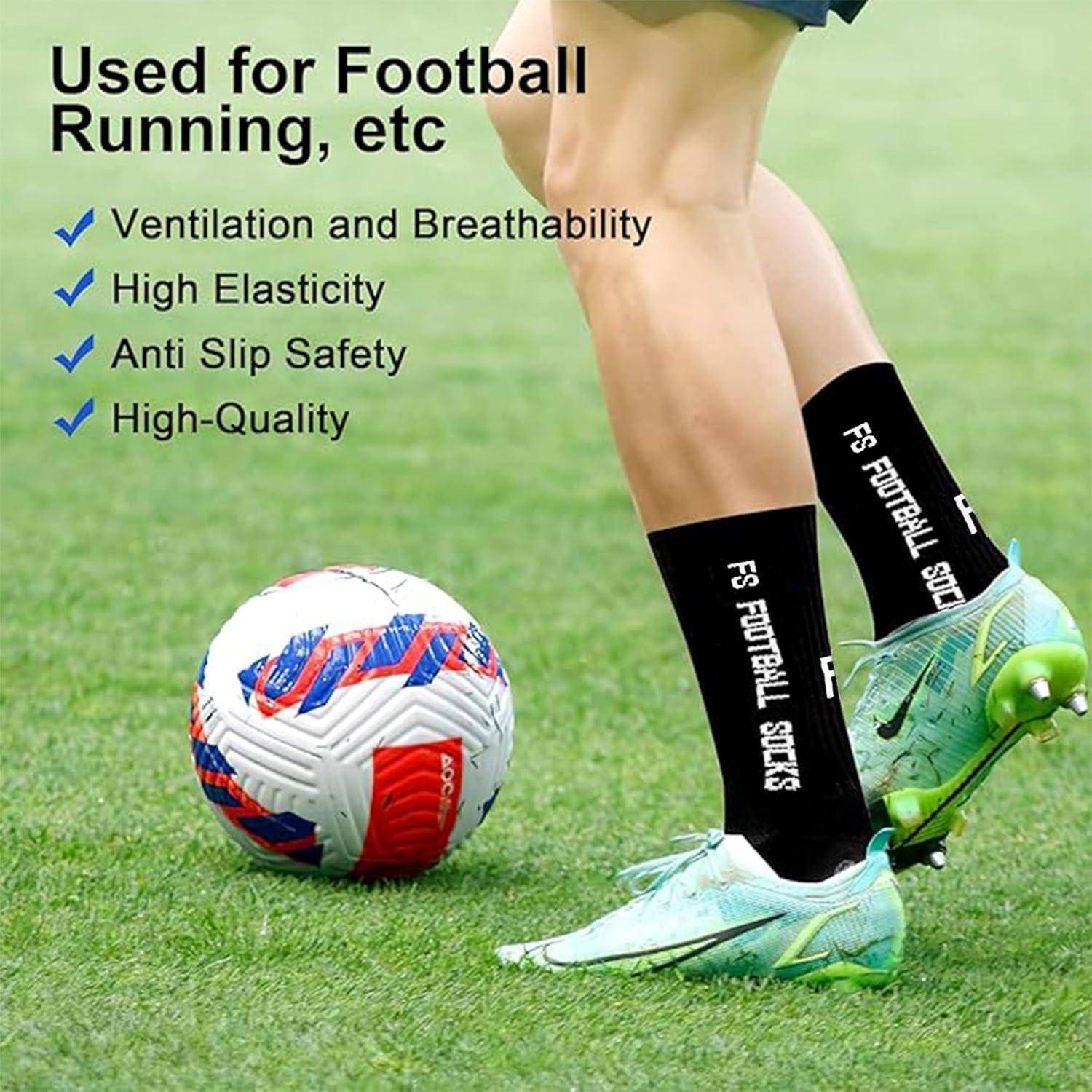 Eine Person in schwarzen ‚F5 FOOTBALL SOCKEN' tritt einen Fußball auf Rasen. Merkmale aufgeführt: Belüftung, Elastizität, rutschfest, hochwertig.