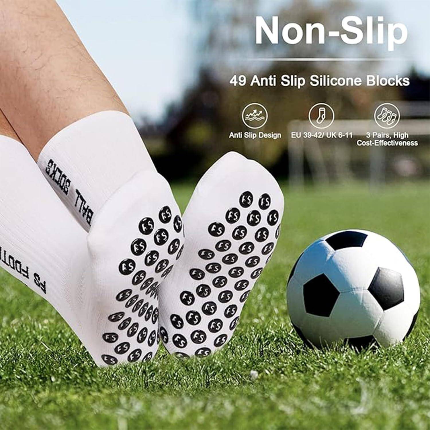 Socken mit rutschfesten Silikonblöcken auf der Sohle, auf Gras neben einem Fußball. Text: Rutschfest, 49 Rutschhemmende Silikonblöcke, Rutschfestes Design, EU 39-42/UK 6-11, 3 Paar, Hohe Kosten-Effektivität.
