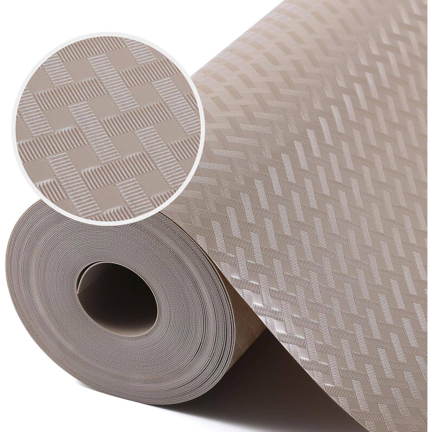 Eine Rolle Beige-Tapete mit einem komplexen, verschachtelten geometrischen Muster in helleren und dunkleren Schattierungen, die Textur und Details betont.
