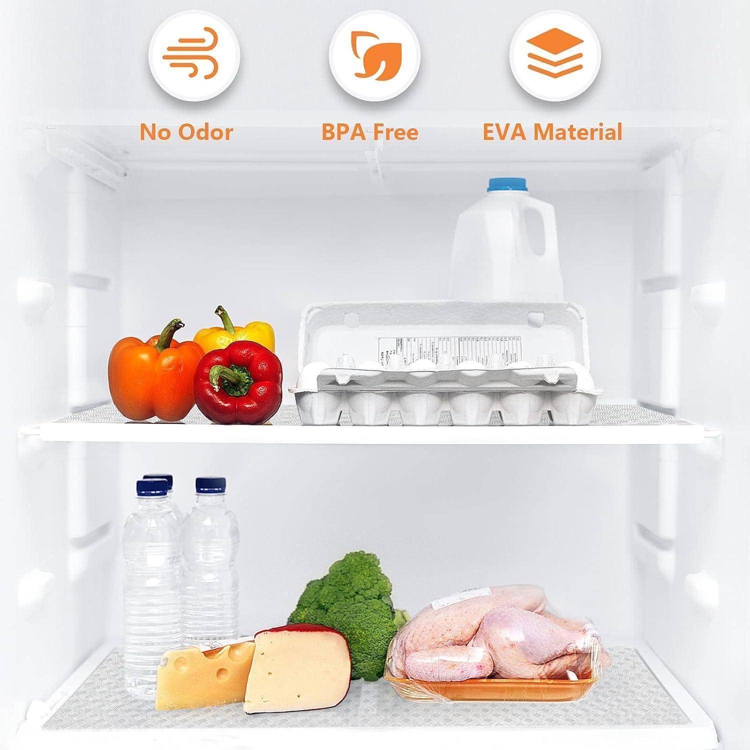 Kühlschranregalablage mit verschiedenen Gegenständen: oberes Regal mit Paprika, Eiern und Milch; unteres Regal mit Wasserflaschen, Brokkoli und verpacktem Hähnchen. Eigenschaften: Geruchsneutral, BPA-frei, EVA-Material.