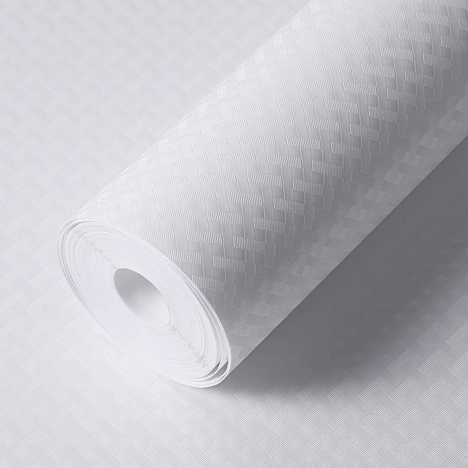 Eine Rolle strukturierter weißer Tapete mit einem dezenten geometrischen Muster auf grauem Hintergrund.