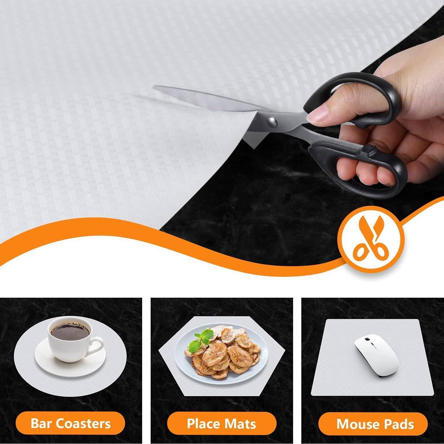 Nahaufnahme einer Hand, die mit einer Schere weißes, strukturiertes Material zerschneidet. Darunter sind Anwendungen: Bierdeckel mit Kaffeetasse, Tischsets mit Crackern, Mousepads.