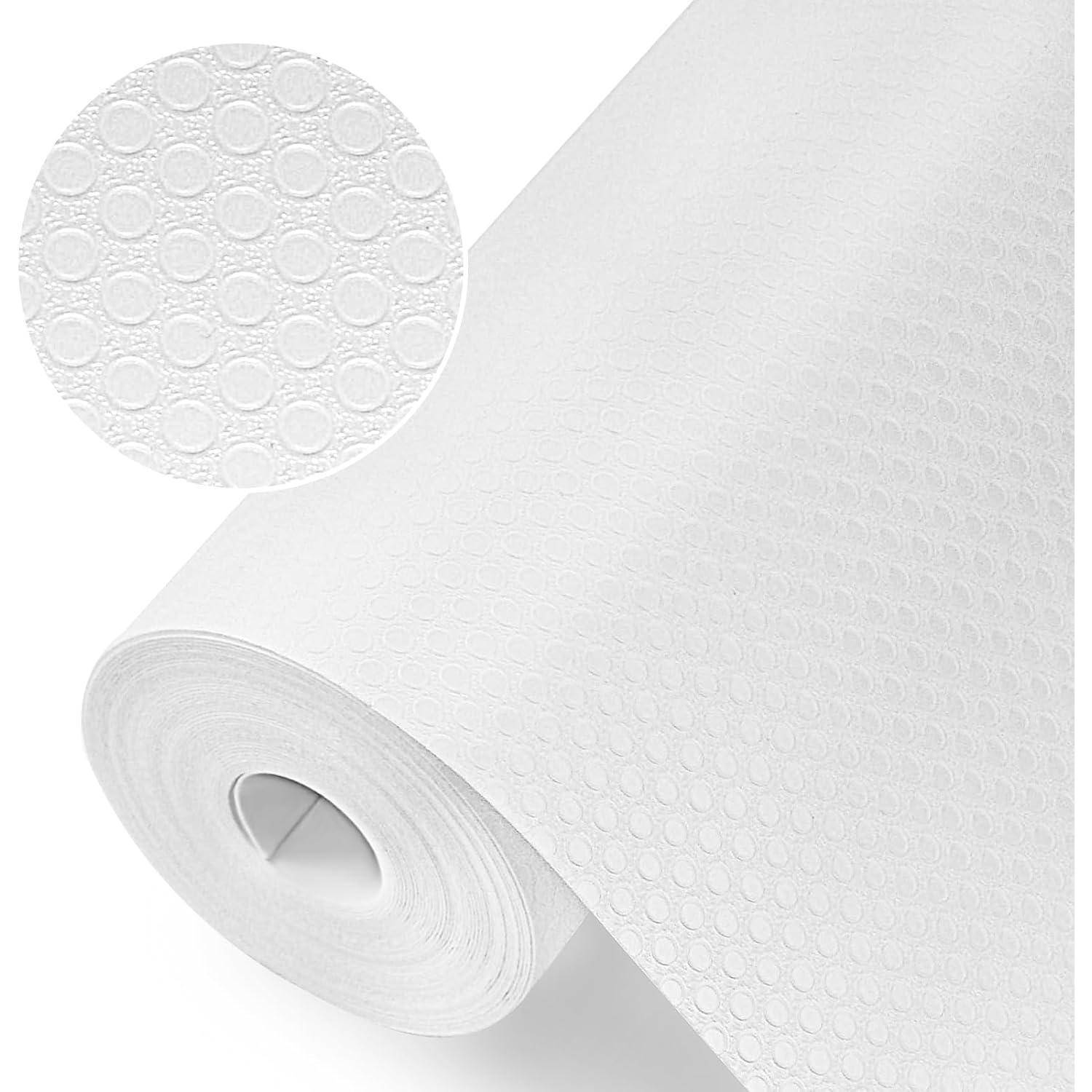 Eine große Rolle weißen strukturierten Tapetenpapiers mit geprägten kreisförmigen Mustern, teilweise aufgerollt, um das dekorative Design zu enthüllen.