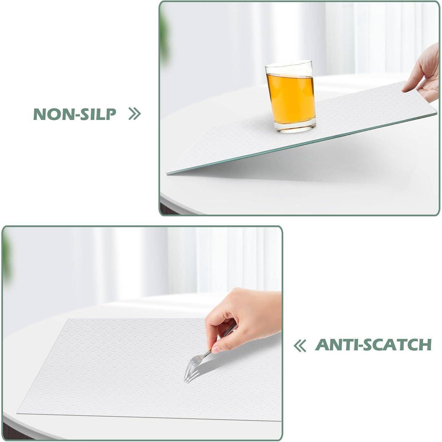 Zwei Bilder präsentieren eine weiße rutschfeste, kratzunempfindliche Matte. Das obere Bild zeigt ein Glas auf der Matte, um deren Stabilität zu unterstreichen. Das untere Bild zeigt eine Gabel, die versucht, die Matte zu zerkratzen und damit ihre Widerstandsfähigkeit zu betonen.