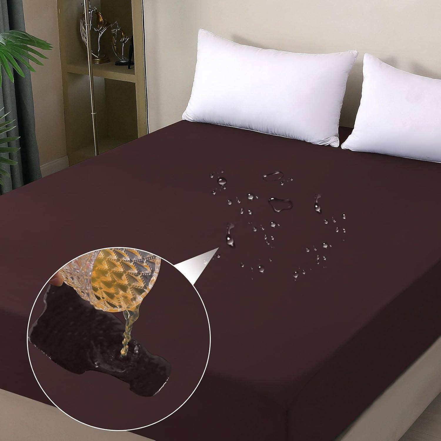 Ein Bett mit einem dunklen, wasserdichten Matratzenschutz, auf dem Wassertropfen zu sehen sind. Einer eingefügter Kreis hebt die Gewebetextur hervor.