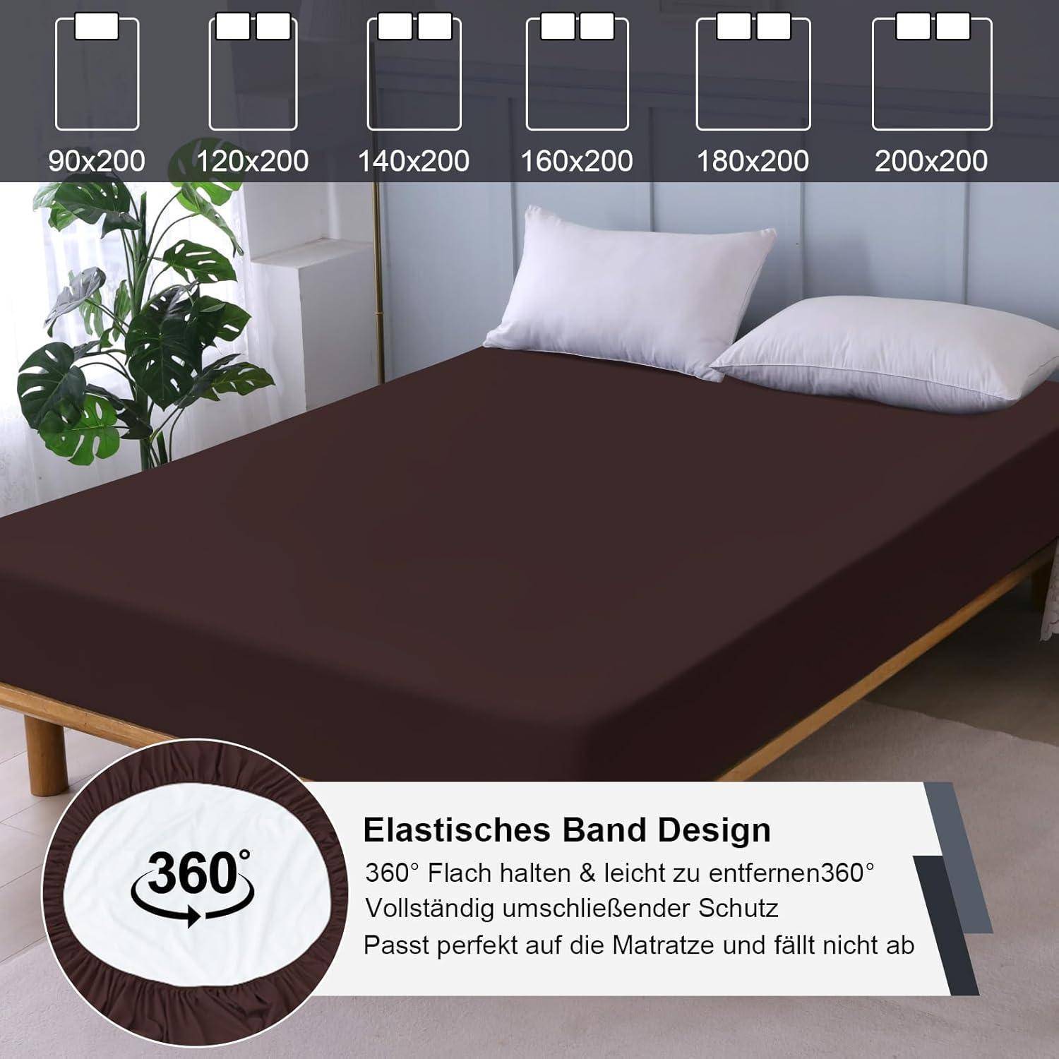 Ein Bett, ausgestattet mit einem dunklen Spannbetttuch, das Größen von 90x200 bis 200x200 cm umfasst. Ein Merkmal hebt das '360°-Gummibanddesign' für einen perfekten Sitz hervor.