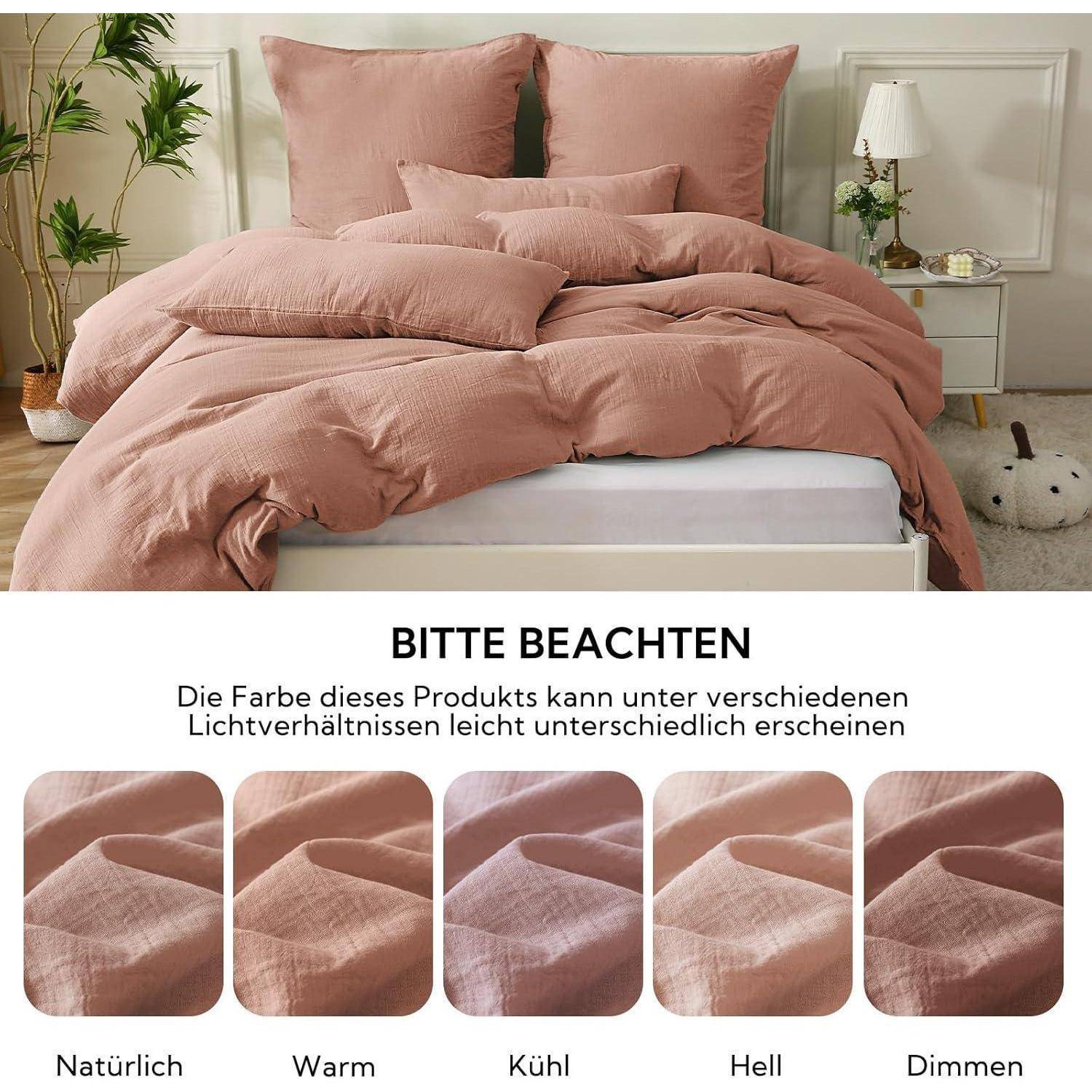 Ein ordentlich aufgemachtes Bett mit rosafarbener Bettwäsche, einschließlich Kissen und Bettdecke. Verschiedene Schattierungen von rosa Stoff werden darunter zum Vergleich präsentiert.