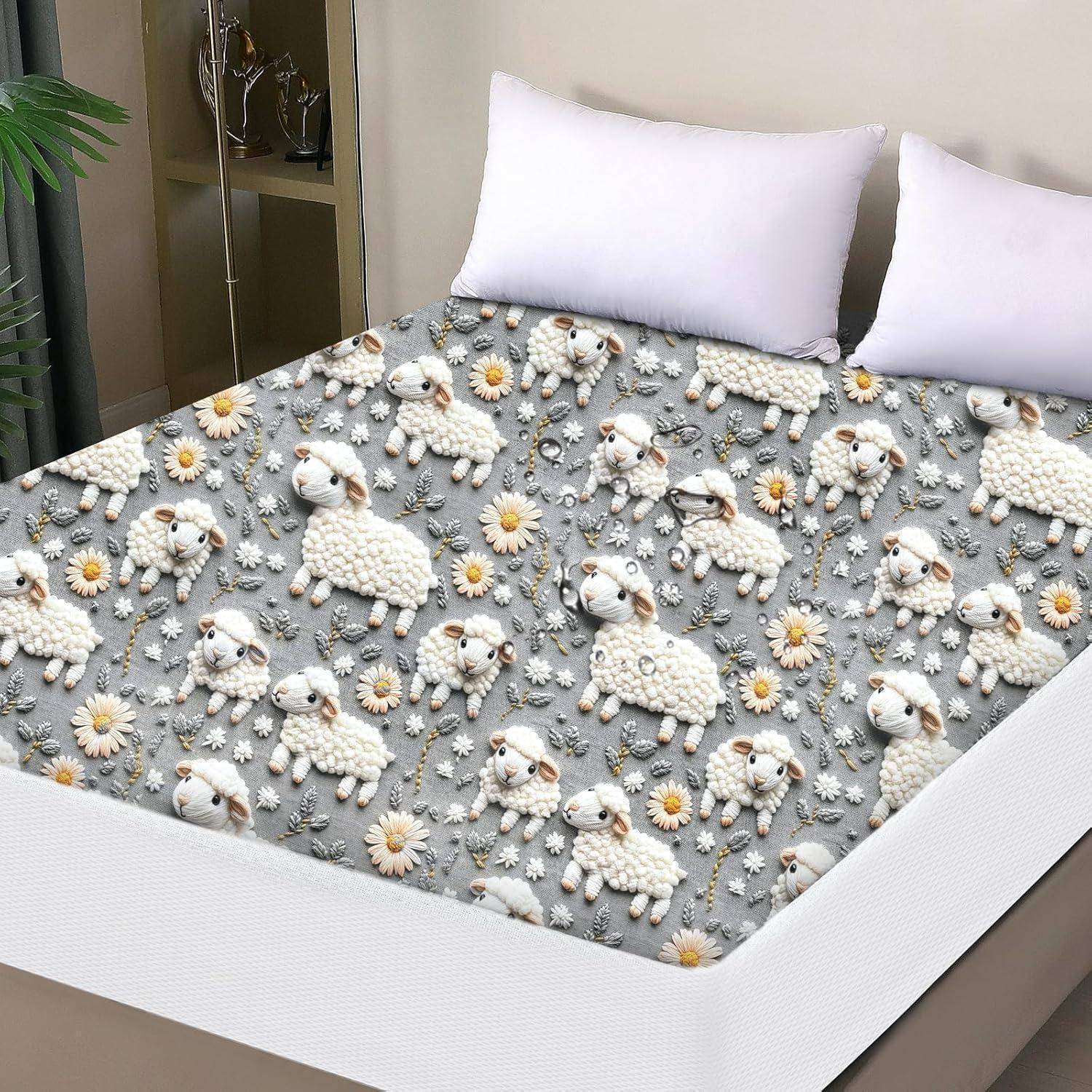 Ein Bett mit einer Bettdecke, die mit einem hellen Grau-Aufdruck von Schafen und Gänseblümchen überzogen ist, flankiert von weißen Kissen, was eine gemütliche Schlafzimmeratmosphäre andeutet.