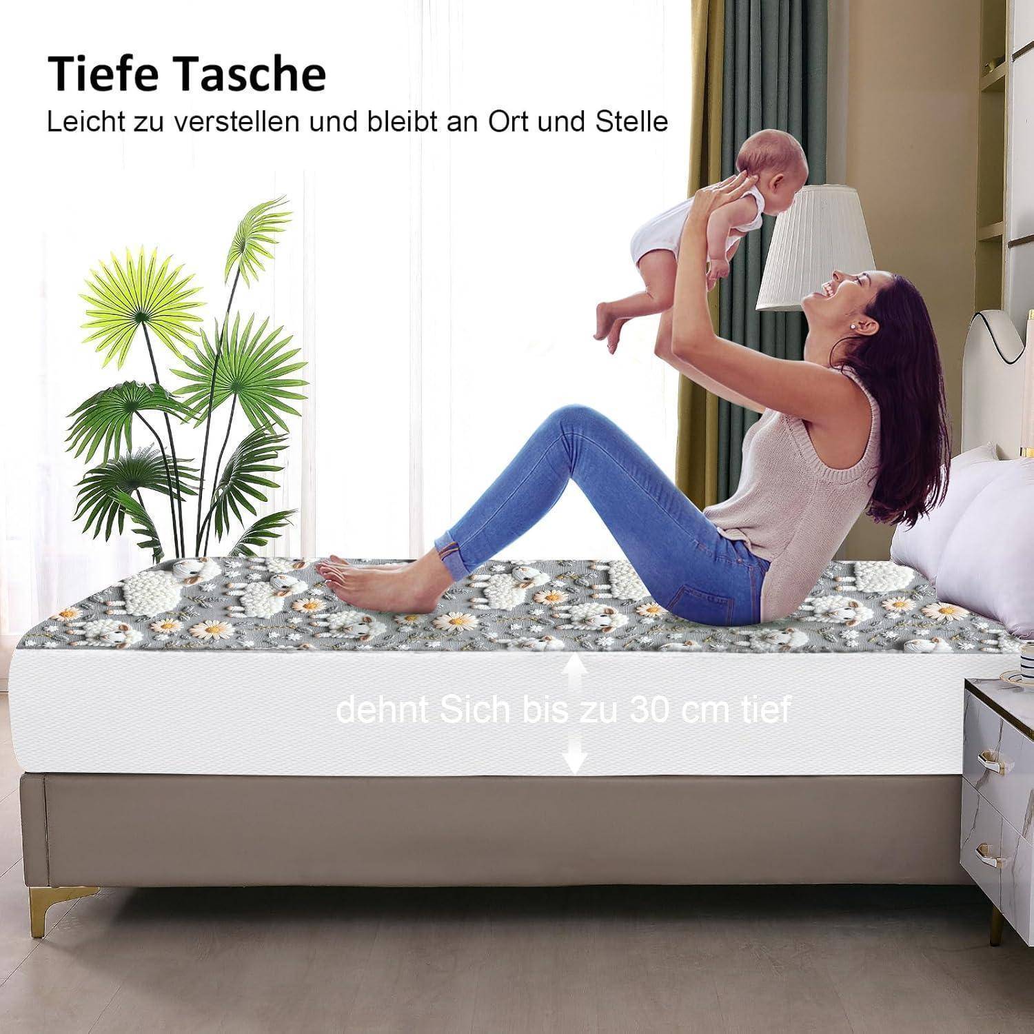 Eine Frau hebt ein Baby auf einem Bett mit einem blumenmusterigen Laken. Der Text lautet ‚Tiefes Tasche' und beschreibt das besondere Merkmal einer tiefen Tasche des Lakens.