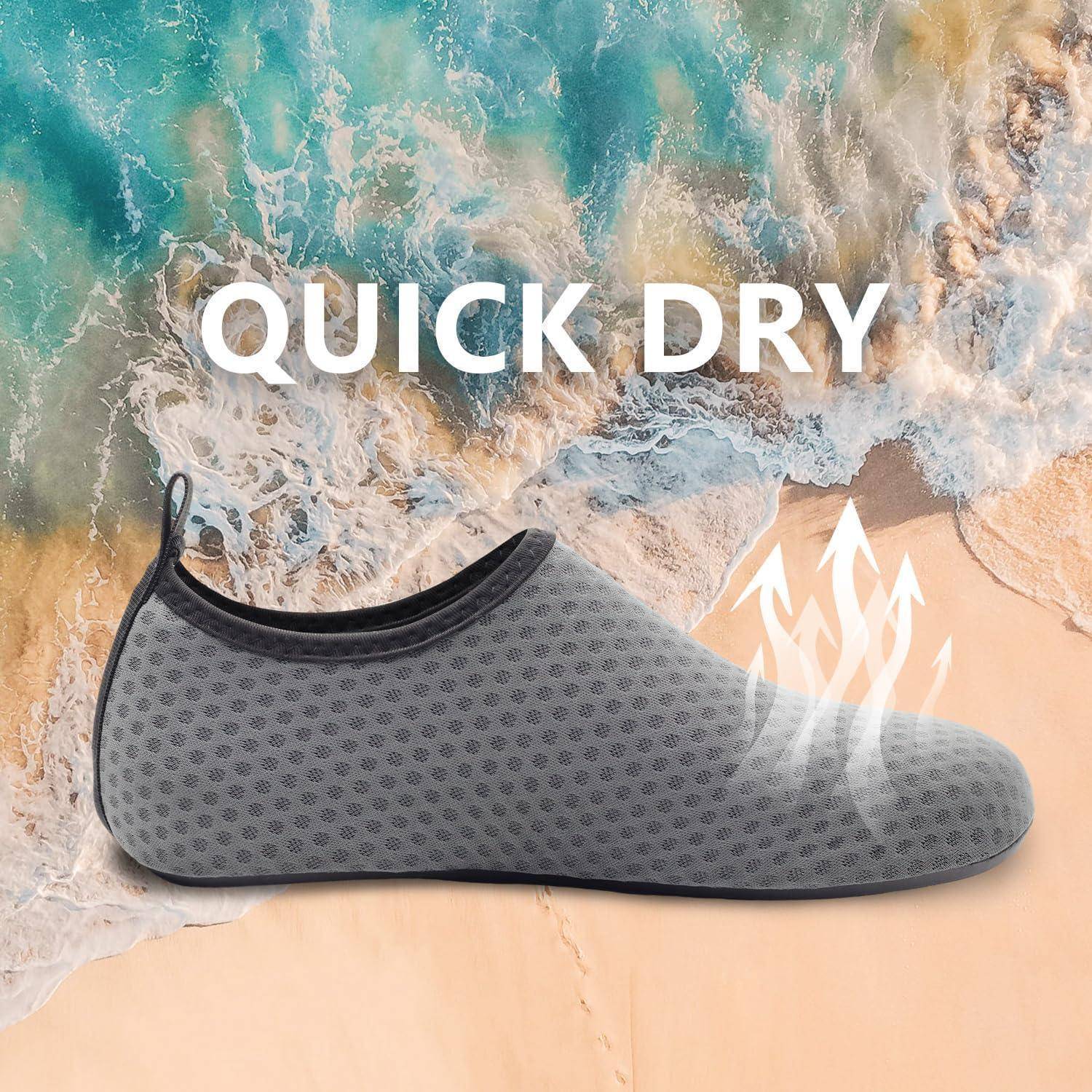 Eine graue, schnelltrocknende Wasserschuhe mit Dampfgrafik wird vor einer Strandkulisse platziert. Der Text 'SCHNELL TROCKNEND' befindet sich über dem Ozean.