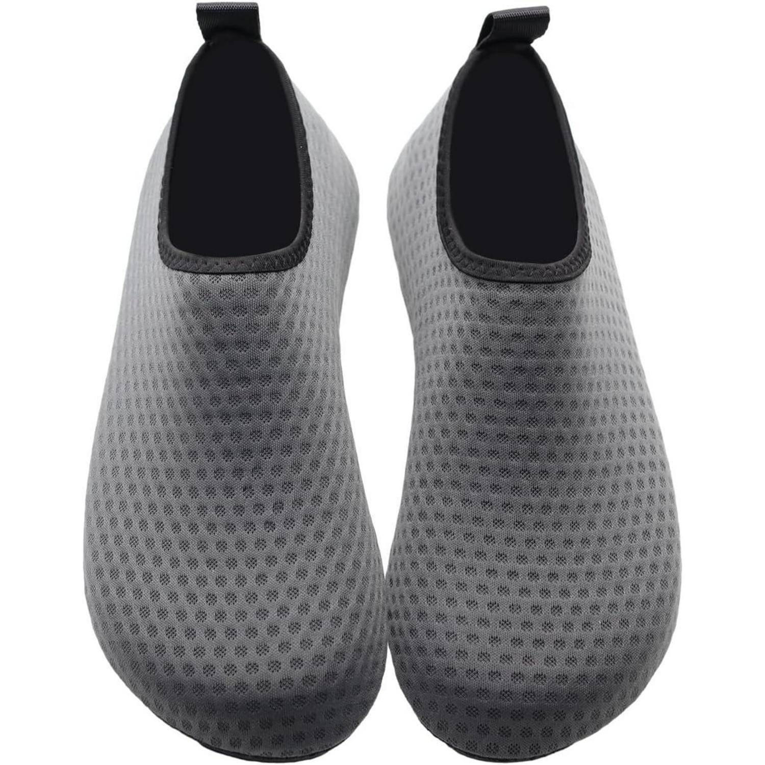 Ein Paar graue Slip-on-Schuhe mit strukturiertem Punktmuster, von oben betrachtet, mit schwarzen elastischen Öffnungen und Ziehschlaufen am Absatz.