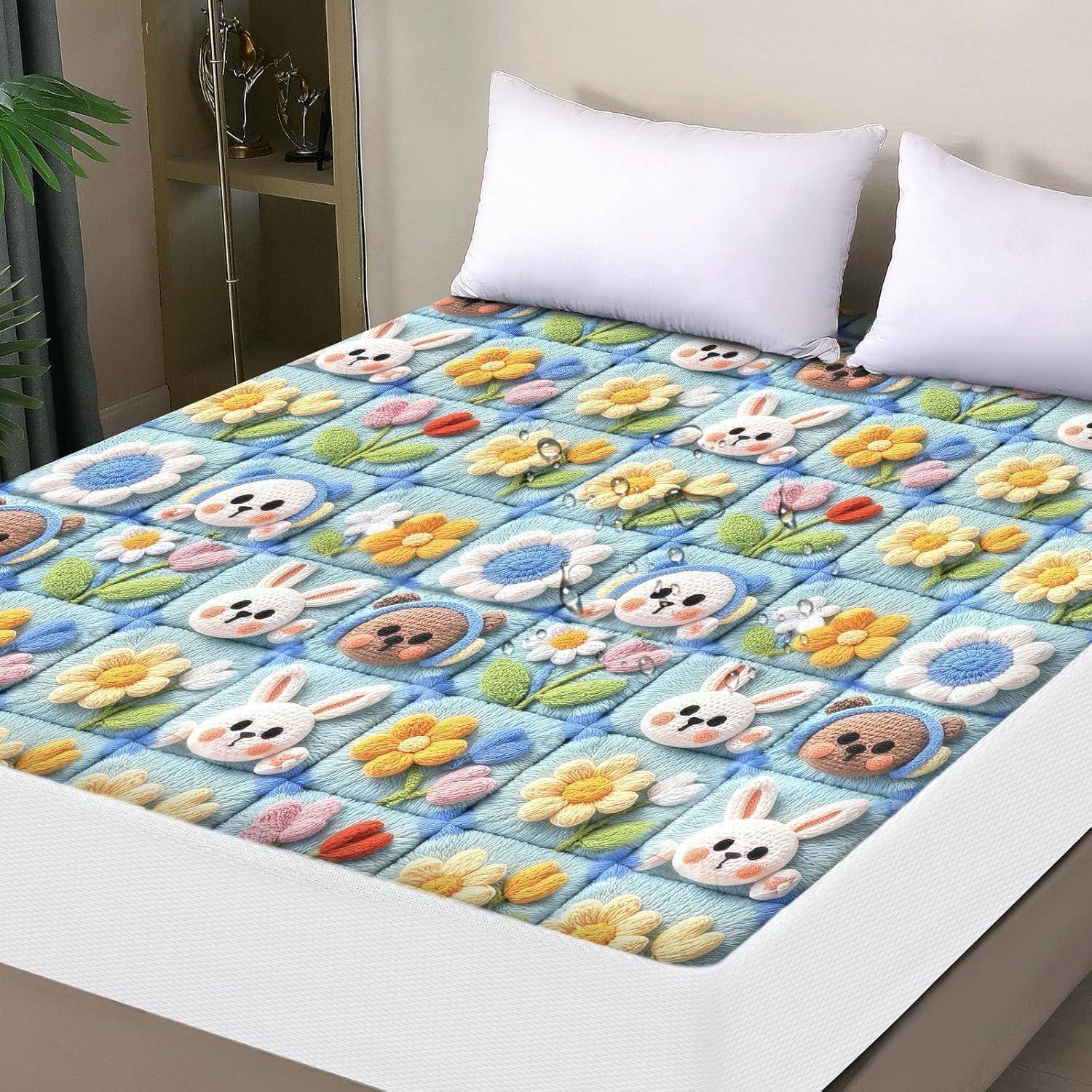 Eine farbenfroh gemusterte Decke auf einem Bett zeigt verspielt-niedliche Cartoontierre und Blumen in einem Rasterdesign, wodurch eine fröhliche und gemütliche Atmosphäre entsteht.