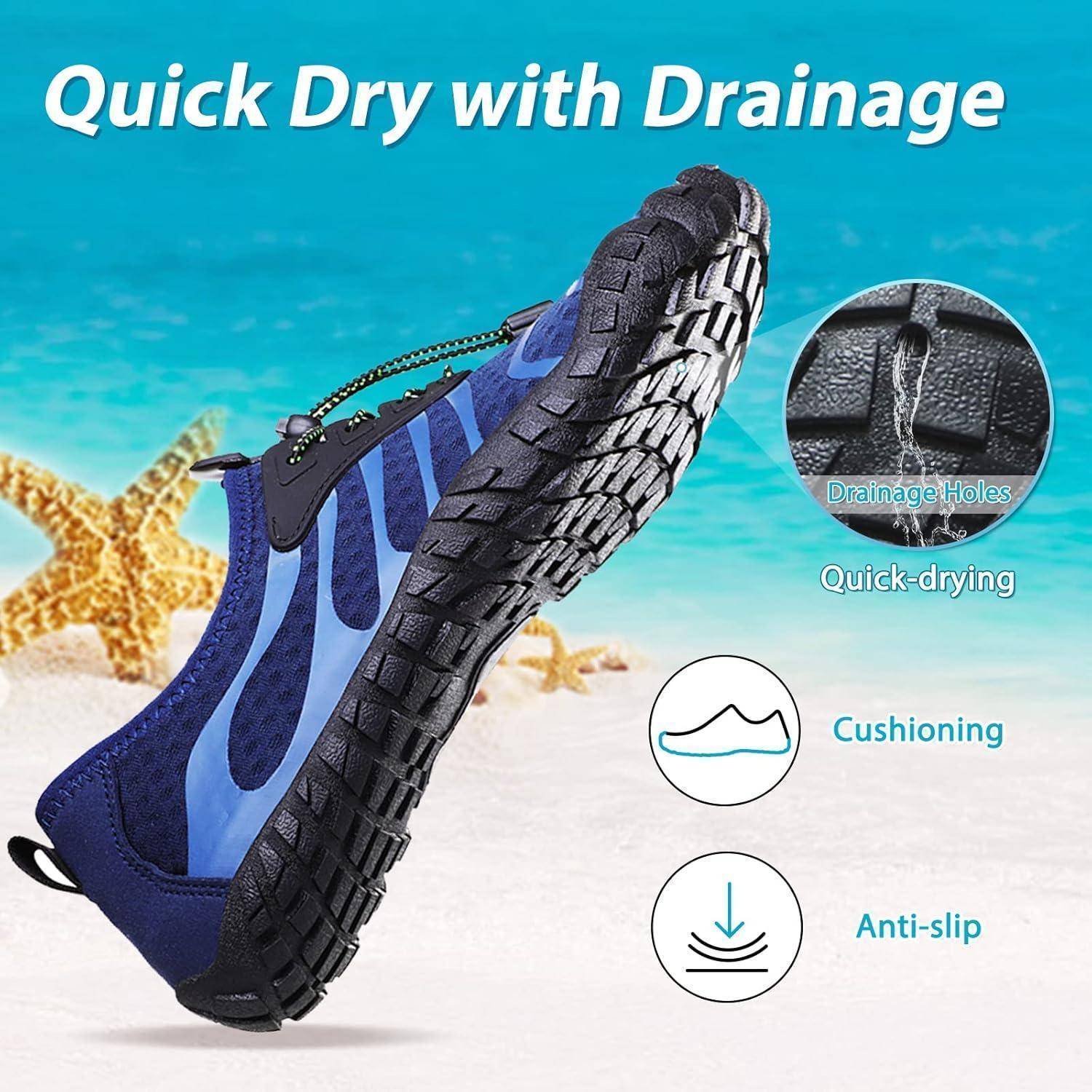 Ein blauer Wasserschuh mit Ablaufbohrungen, Dämpfung und rutschfesten Eigenschaften auf einem sandigen Strand im Hintergrund, der 'Schnell trocknend mit Drainage' hervorhebt.