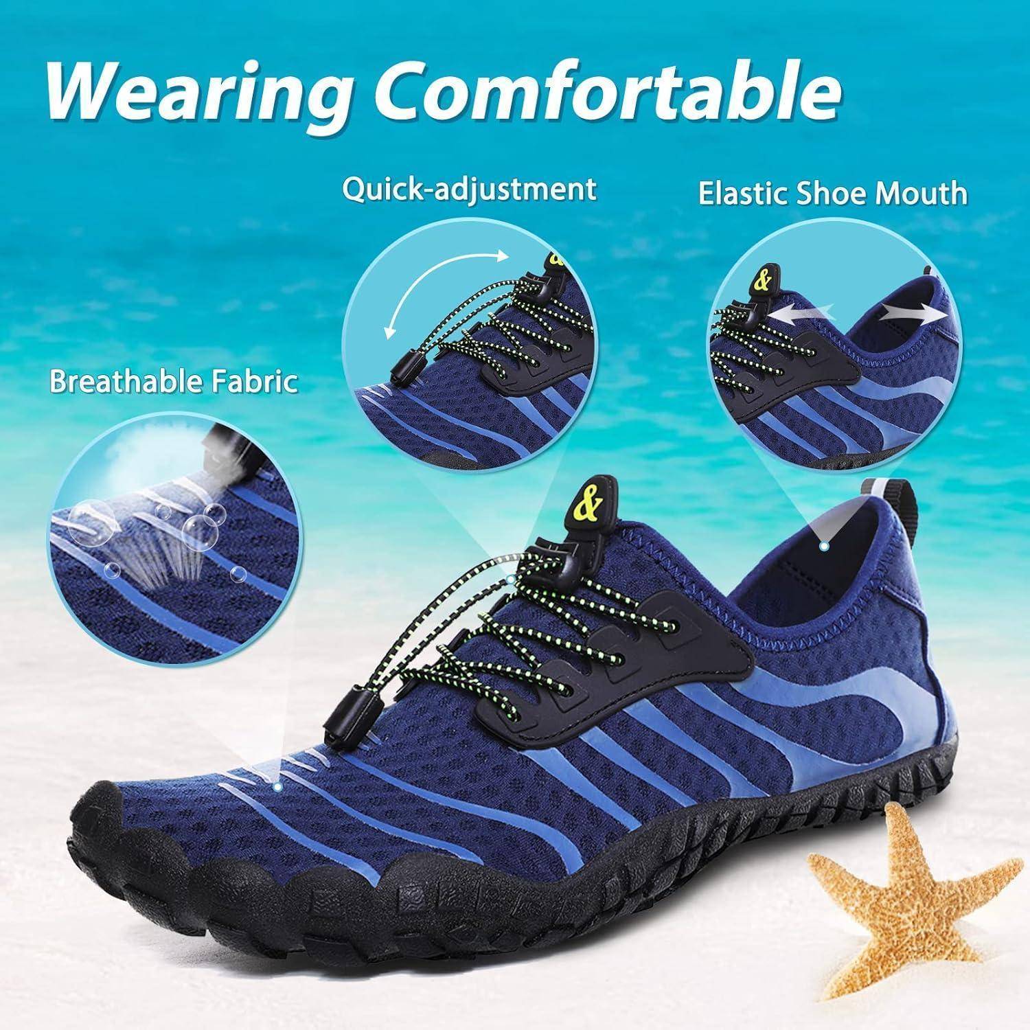 Blaue Wasserschuhe mit schnell verstellbarem, elastischem Schuhrand und atmungsaktivem Gewebe, präsentiert an einem Sandstrand.