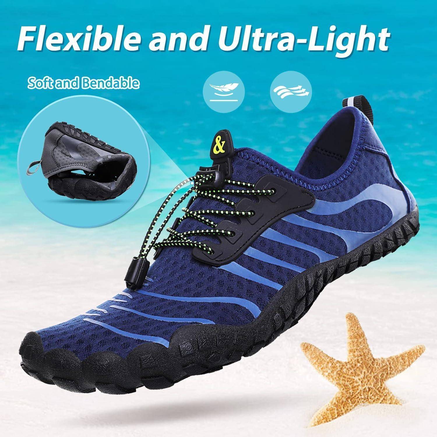 Eine strandthematische Werbeanzeige zeigt einen flexiblen und ultraleichten blauen Schuh mit dem Text ‚Weich und biegsam', der zusammen mit einem Seestern auf Sand präsentiert wird.