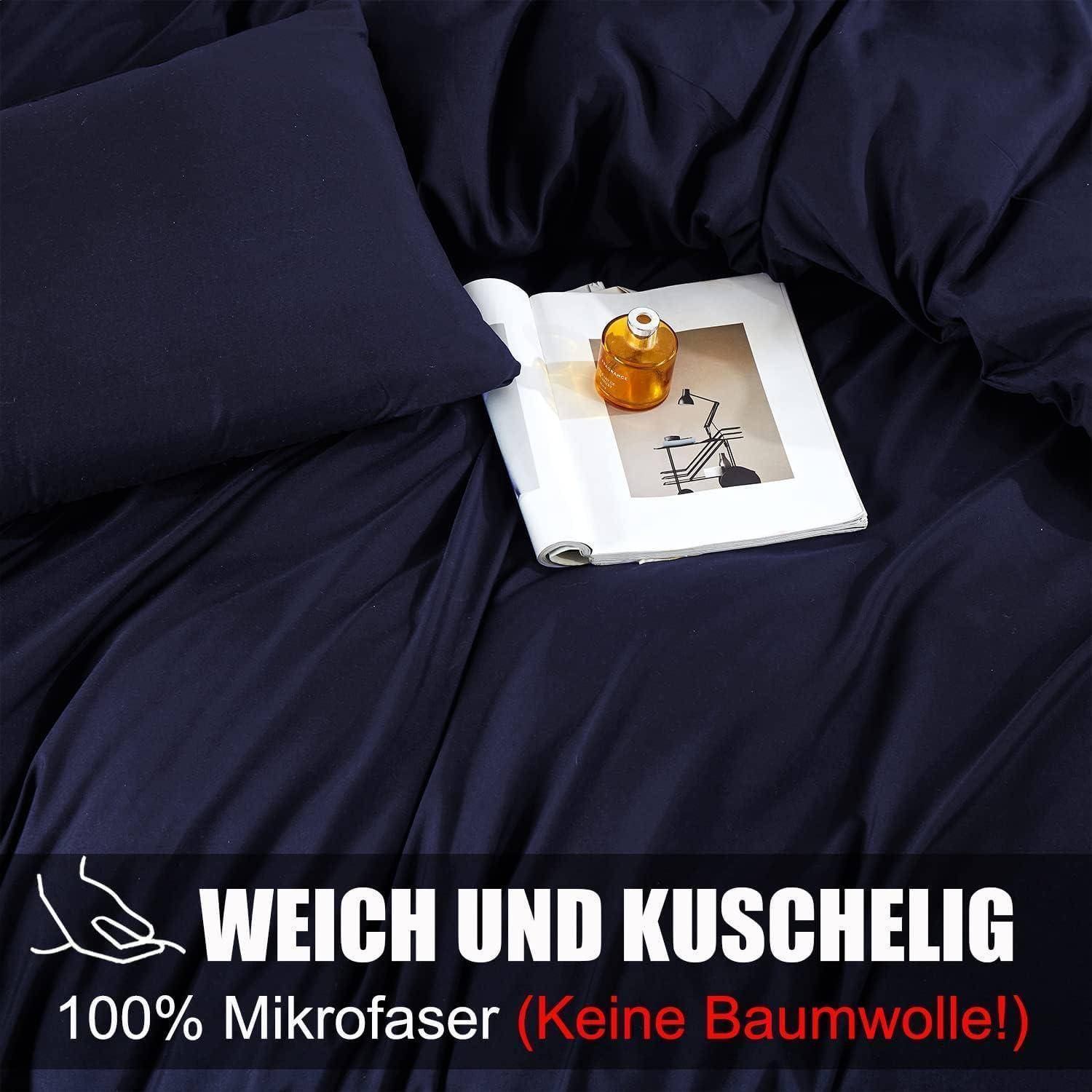 Ein dunkelblau-blaues Bett mit einem Kissen, einer aufgeschlagenen Zeitschrift und einer kleinen Flasche darauf. Text besagt: ‚Weich und gemütlich' und verweist auf das Mikrofasermaterial.