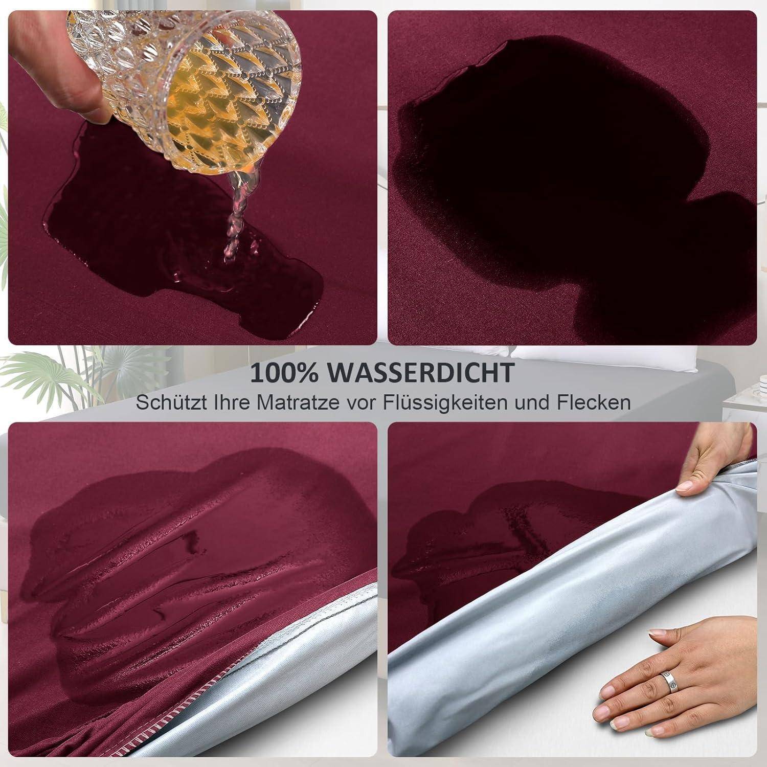Ein transparentes Wasserglas wird auf eine rote Oberfläche verschüttet, wobei keine sichtbare Absorption stattfindet und damit eine wasserdichte Abdeckung demonstriert wird. Hände halten den Rand einer Abdeckung und zeigen den Schutz der darunter liegenden Matratze. Der deutsche Text lautet '100% wasserdicht'.