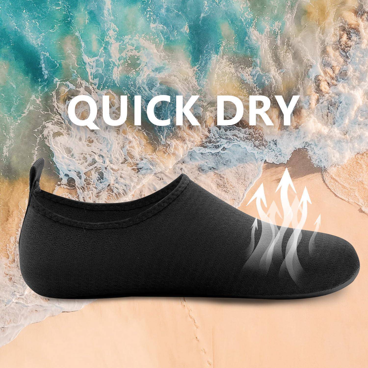 Eine schwarze Schuh mit dem Text 'QUICK DRY' darüber. Dampflinien steigen vom Schuh auf und deuten auf schnelles Trocknen hin. Im Hintergrund sind Sand und Wellen zu sehen.