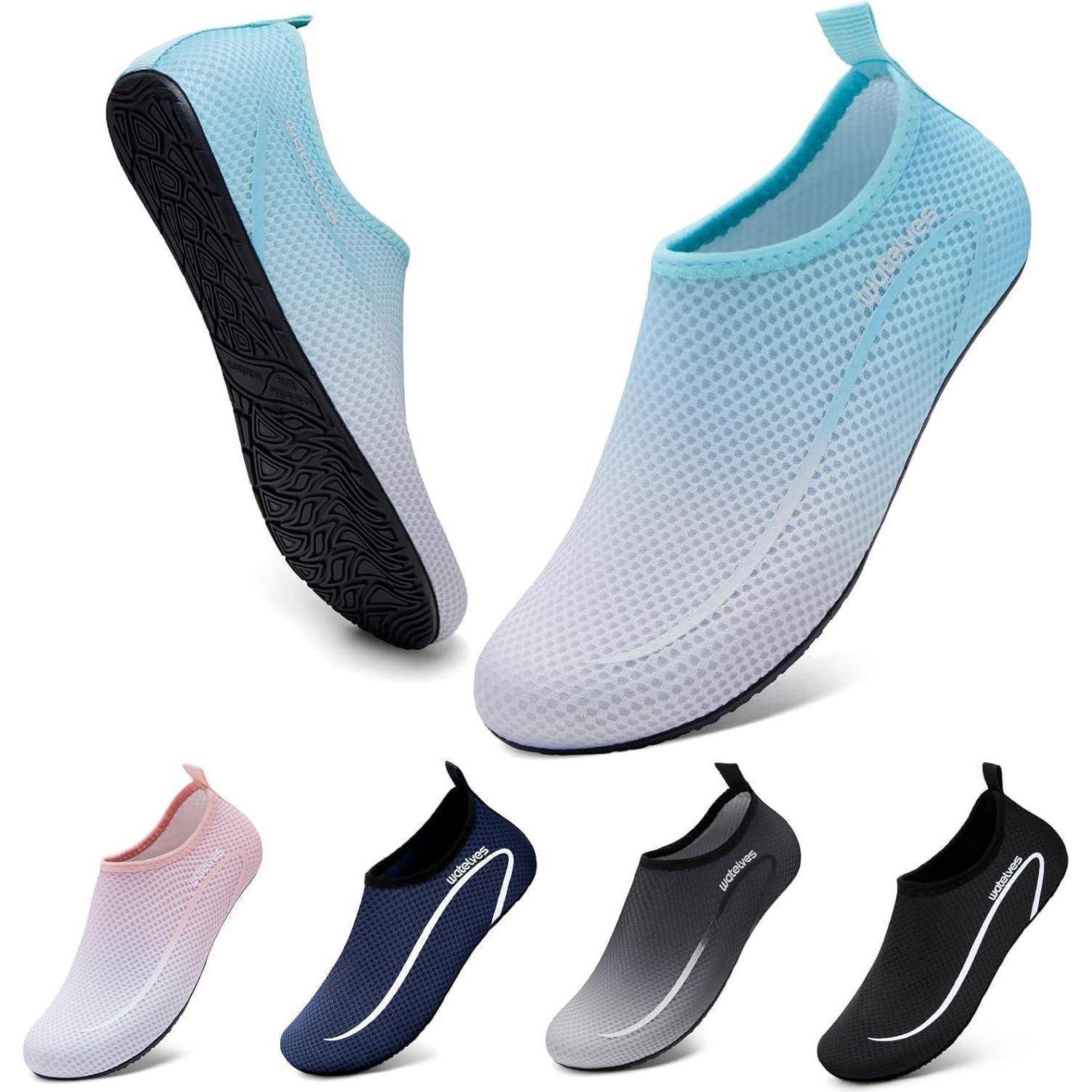Eine Sammlung von fünf minimalistischen Slip-On Wasserschuhen in verschiedenen Farben, einschließlich Rosa, Blau, Grau, Marineblau und Schwarz, mit strukturierten Sohlen.